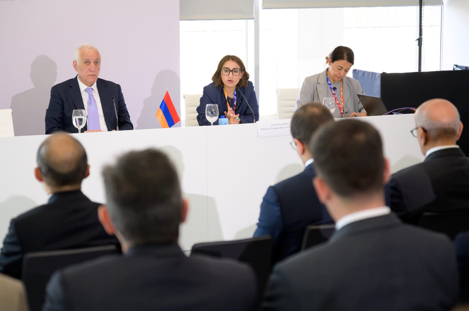 Canciller Sarabia continúa su agenda en España en medio de distanciamiento con Petro