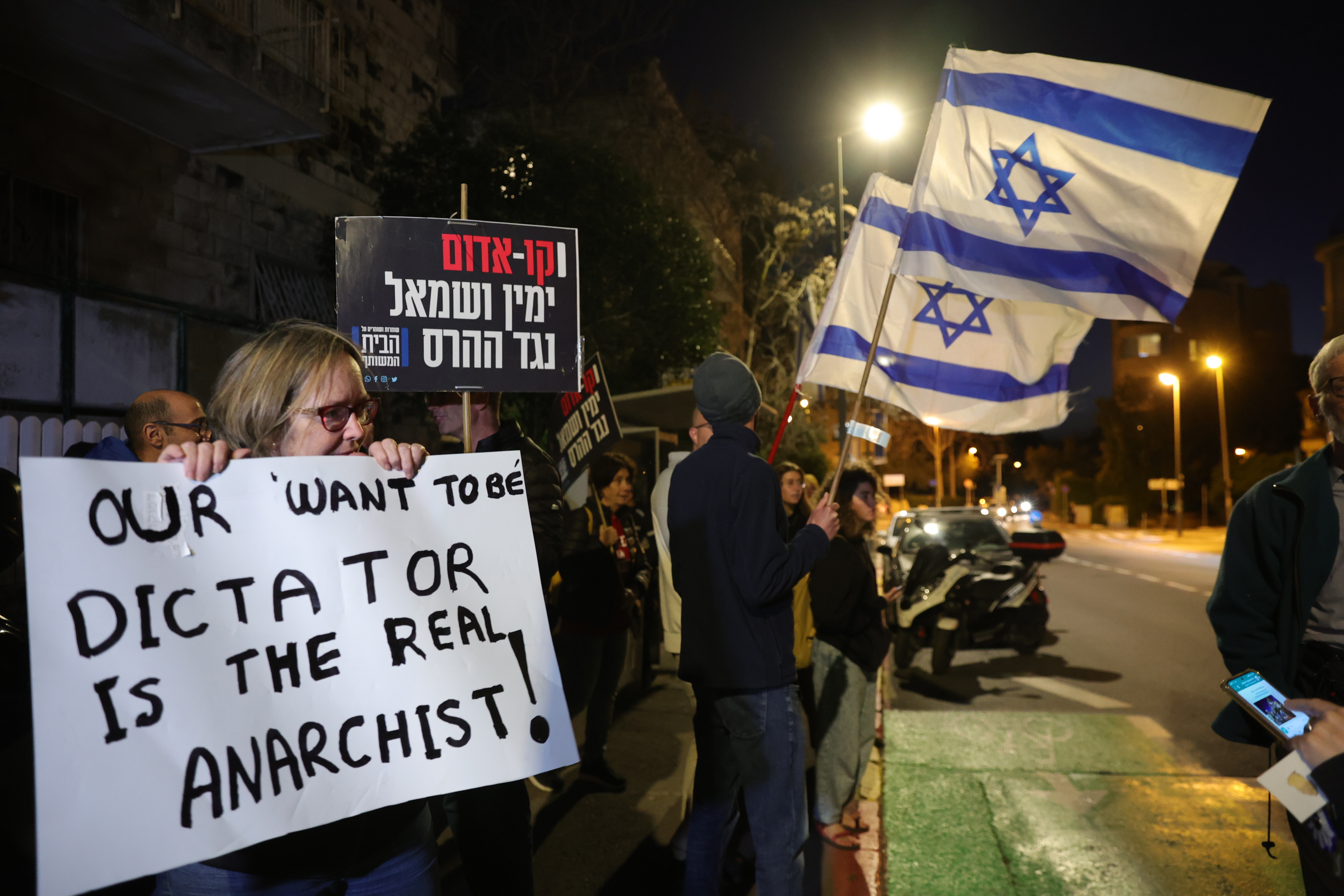 Netanyahu se repliega, pero no desiste