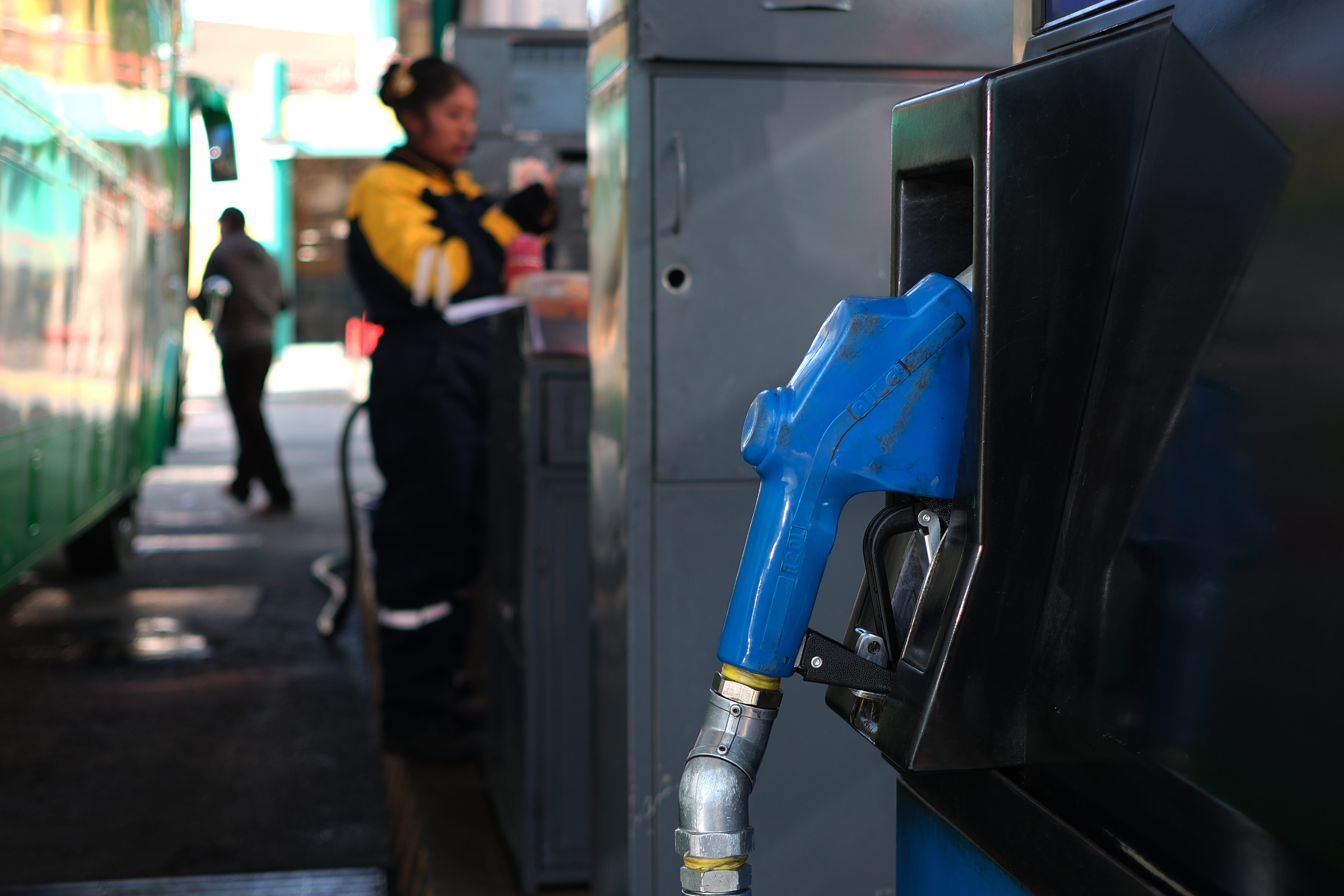 Denuncian desabastecimiento de gasolina en estaciones de Medellín; esto dijo Fico