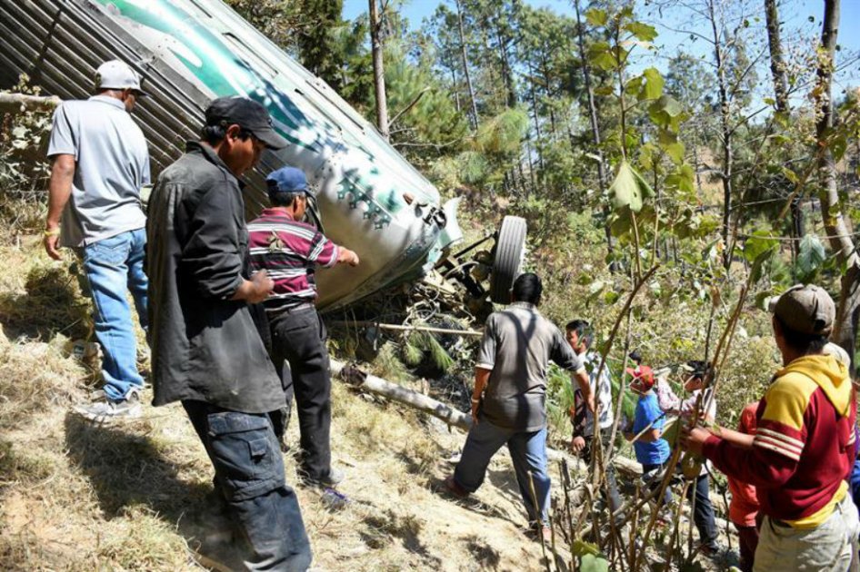 Al menos 18 muertos y 30 heridos por caída de bus a un barranco en Guatemala