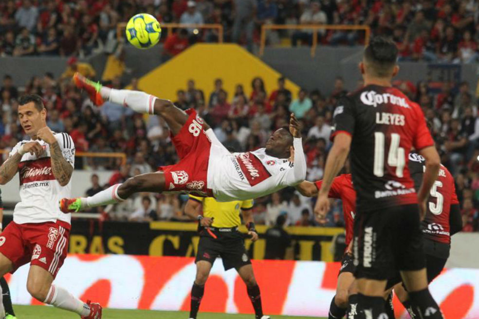 El gol que le anotó el colombiano en la derrota 2-1 frente a Atlas. /  Ulises Ruiz Basurto / EFE)