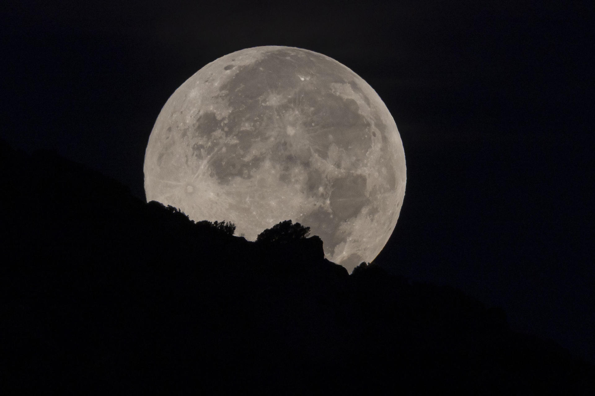 La superluna de noviembre será la más grande del año, ¿cuándo se puede ver?