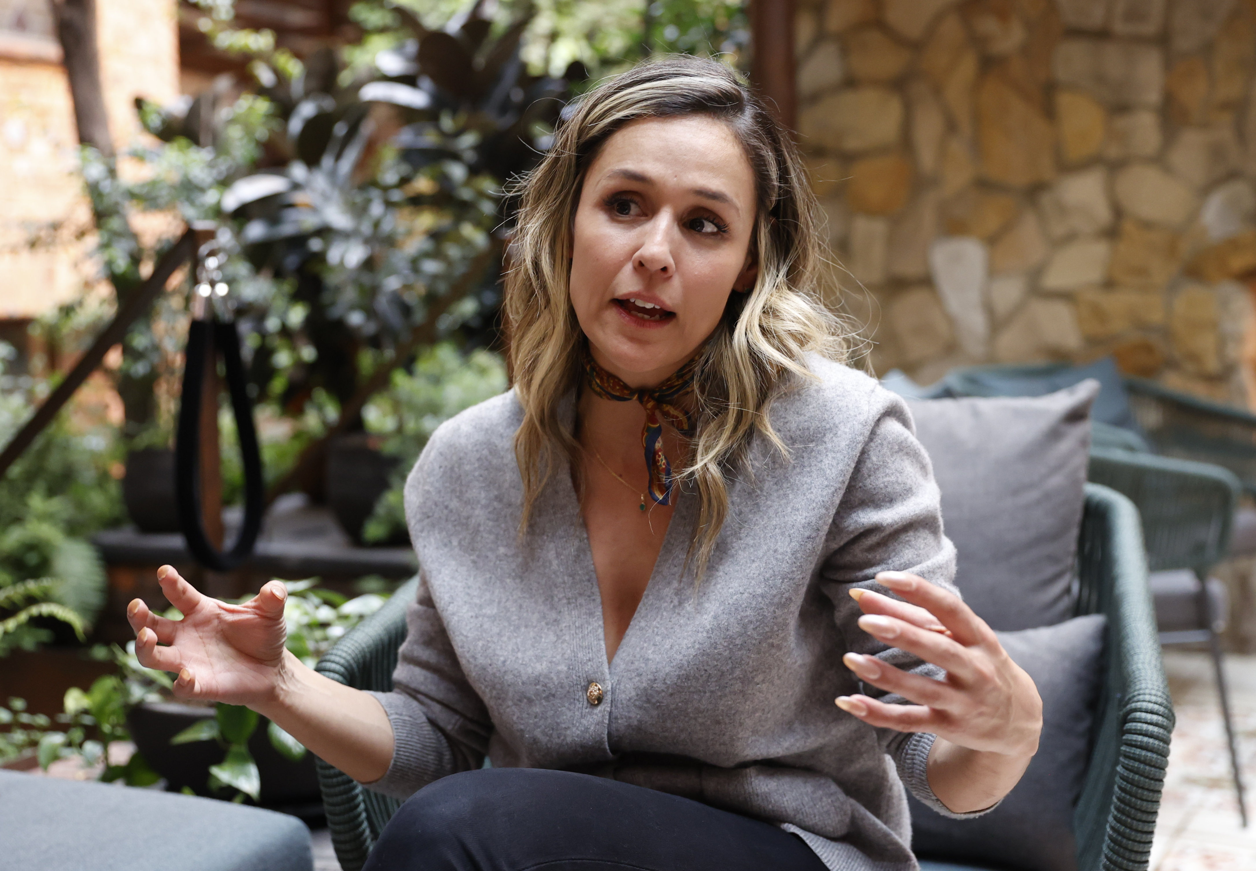 AME7127. BOGOTÁ (COLOMBIA), 16/11/2023.- La directora del festival para impulsar el gusto colombiano por los quesos madurados, Alejandra Falla, habla durante una entrevista con EFE el 8 de noviembre de 2023 en Bogotá (Colombia). La capital colombiana acogerá este fin de semana el primer Festival Maestros, dedicado a los productores locales de quesos madurados artesanales para dar un impulso a este sector que empieza a abrirse mercado en el país. EFE/Mauricio Dueñas Castañeda
