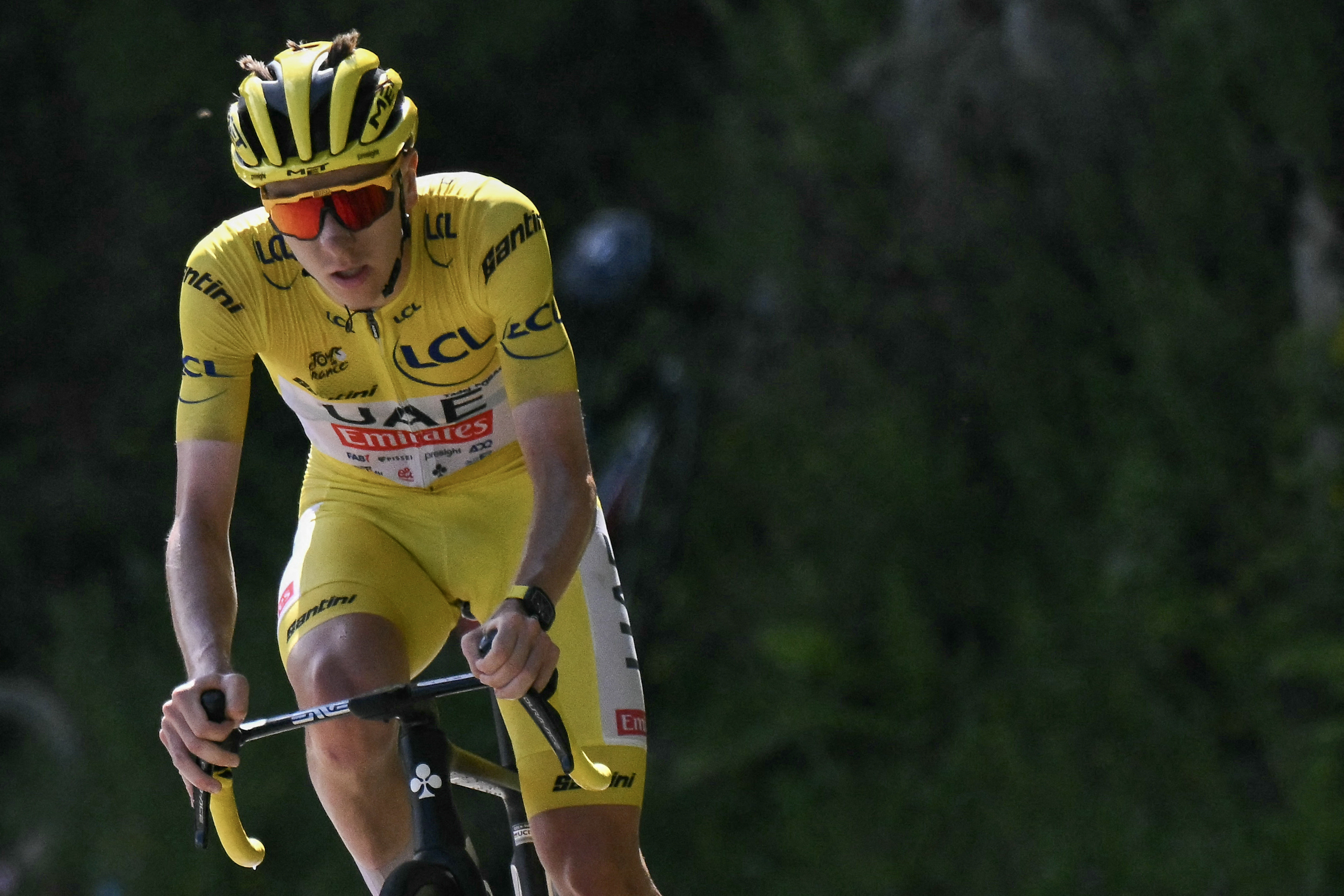 Pogacar se impuso en la etapa reina del Tour de Francia y se alejó de Vingegaard