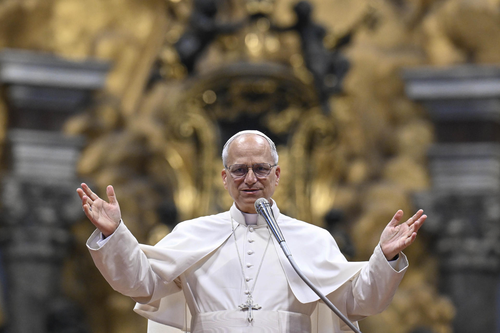CIUDAD DEL VATICANO, 25/06/2025.- El papa León XIV afirmó que los obispos deben ser firmes y respetar las normas ante los casos de abusos, especialmente contra menores, en la meditación que les dedicó este miércoles en un acto en la basílica de San Pedro con ocasión de su Jubileo. EFE/ Matteo Pernaselci/ Dicasterio De La Comunicación Del Vaticano SOLO USO EDITORIAL/SOLO DISPONIBLE PARA ILUSTRAR LA NOTICIA QUE ACOMPAÑA (CRÉDITO OBLIGATORIO)
