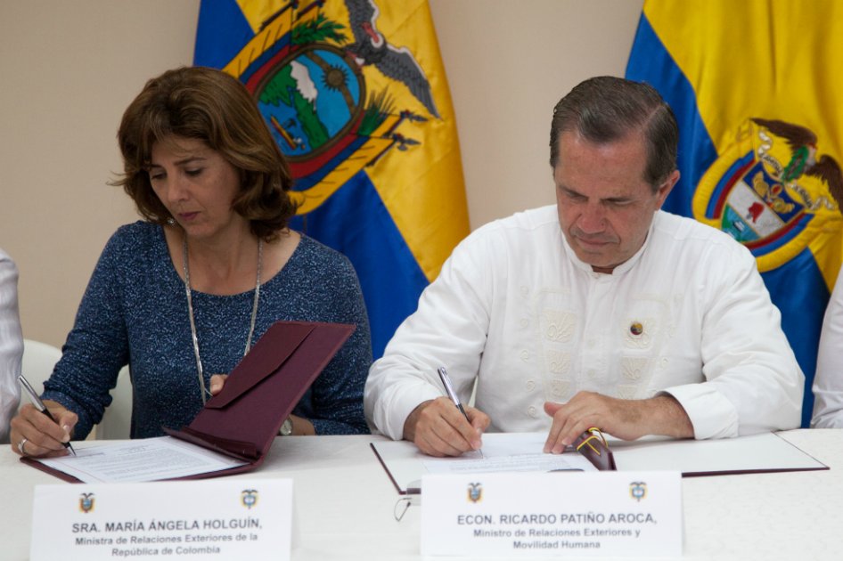 Los cancilleres de Colombia y Ecuador, María Ángela Holguín y Ricardo Patiño, se reunieron en 2014 para concertar actividades conjuntas contra la minería ilegal. / Cancillería de Ecuador