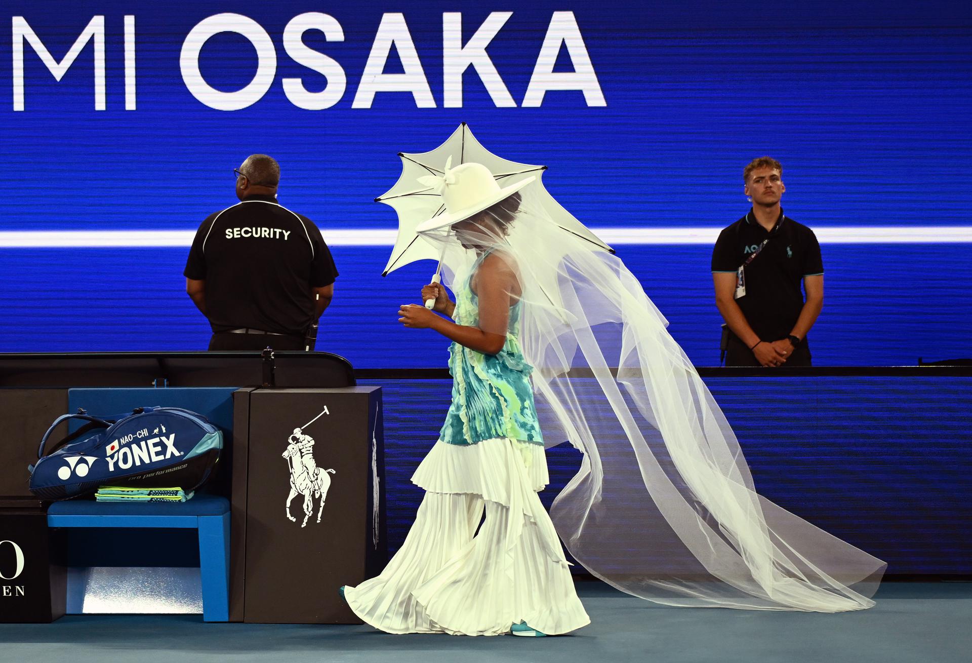 MELBOURNE (Australia), 20/01/2026.- Naomi Osaka of Japan enters the court ahead of her Women’s Singles first round match against Antonia Ruzic of Croatia at the Australian Open tennnis tournament in Melbourne, Australia, 20 January 2026. (Tenis, Croacia, Japón) EFE/EPA/JOEL CARRETT AUSTRALIA AND NEW ZEALAND OUT