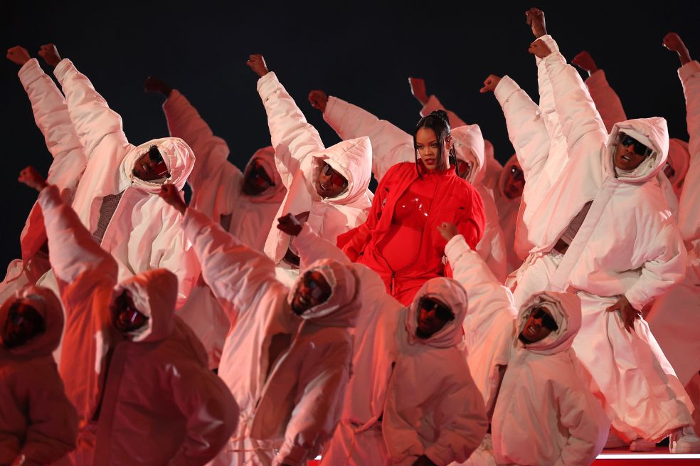 La cantante Rihanna interpretó sus mejores éxitos en el medio tiempo del Super Bowl.