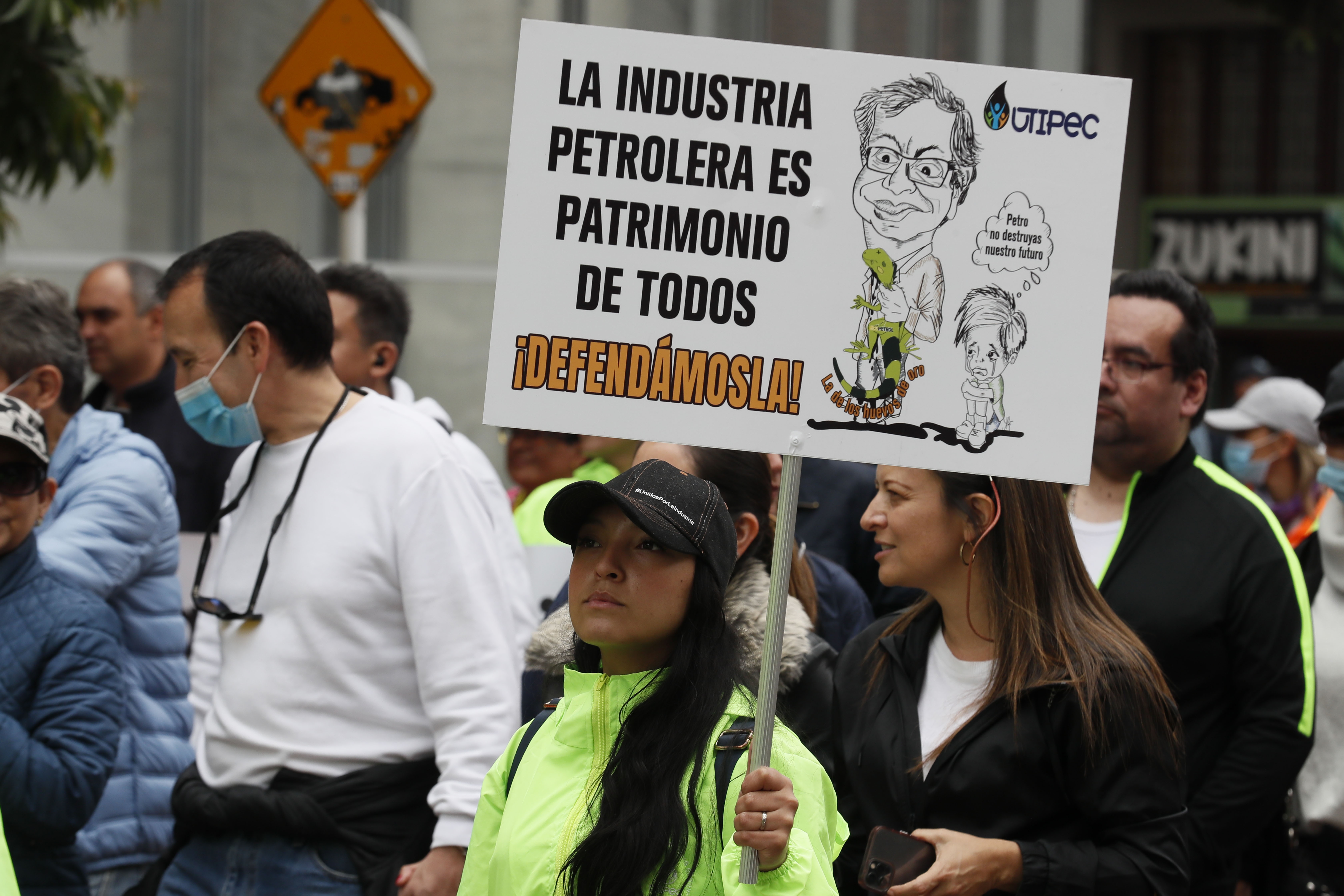 BOG400. BOGOTÁ (COLOMBIA), 29/10/2022.- Personas participan hoy de una jornada de protesta contra el Gobierno de Gustavo Petro, en Bogotá (Colombia). Partidos de la oposición y otros sectores de la sociedad convocaron para este sábado una nueva jornada de manifestación llamada Gran Marcha Nacional, para rechazar las reformas que adelanta el nuevo Gobierno. EFE/Carlos Ortega