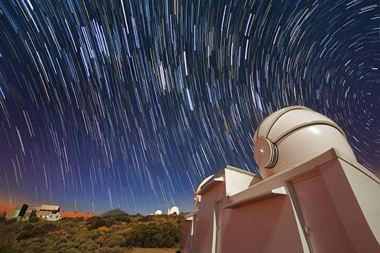 Trazos de estrellas sobre la instalación del TTT (Two-meter Twin Telescope, Observatorio del Teide) con el que se han realizado las observaciones fotométricas de 2023 FY3. / J. C. Casado
