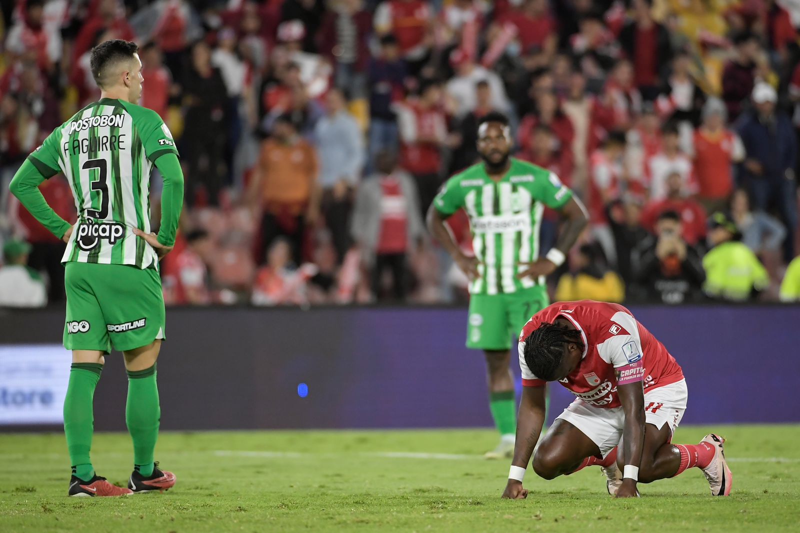 Hugo Rodallega (der.), al igual que sus compañeros, estuvieron lejos de ser el Santa Fe que lideró el todos contra todos de la Liga BetPlay.