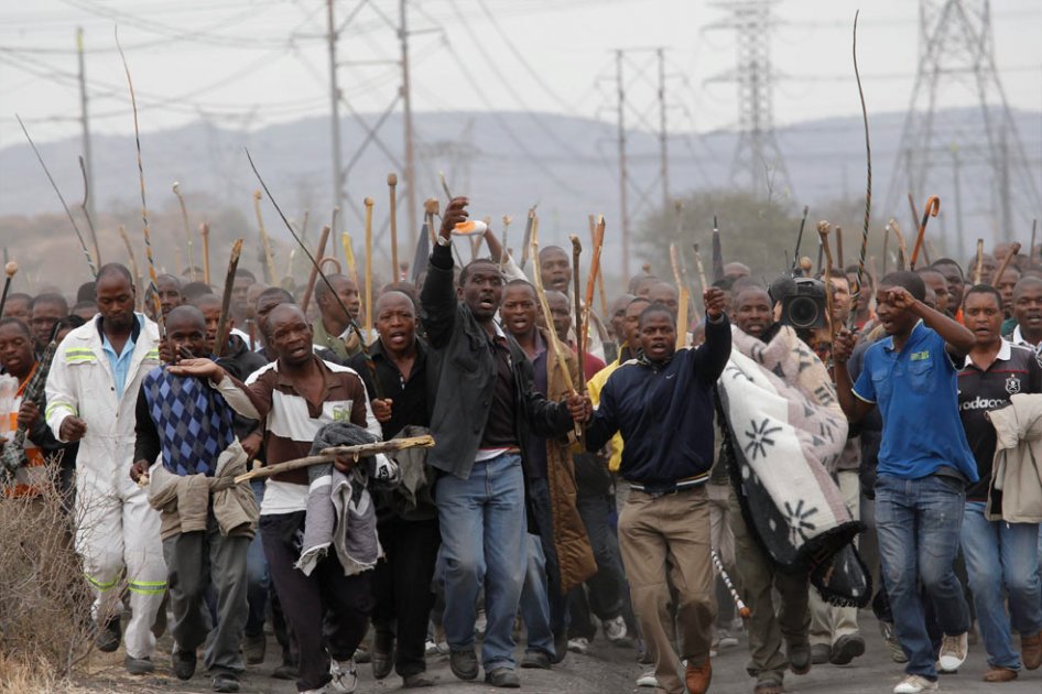 Despiden a 12 mil mineros en Sudáfrica
