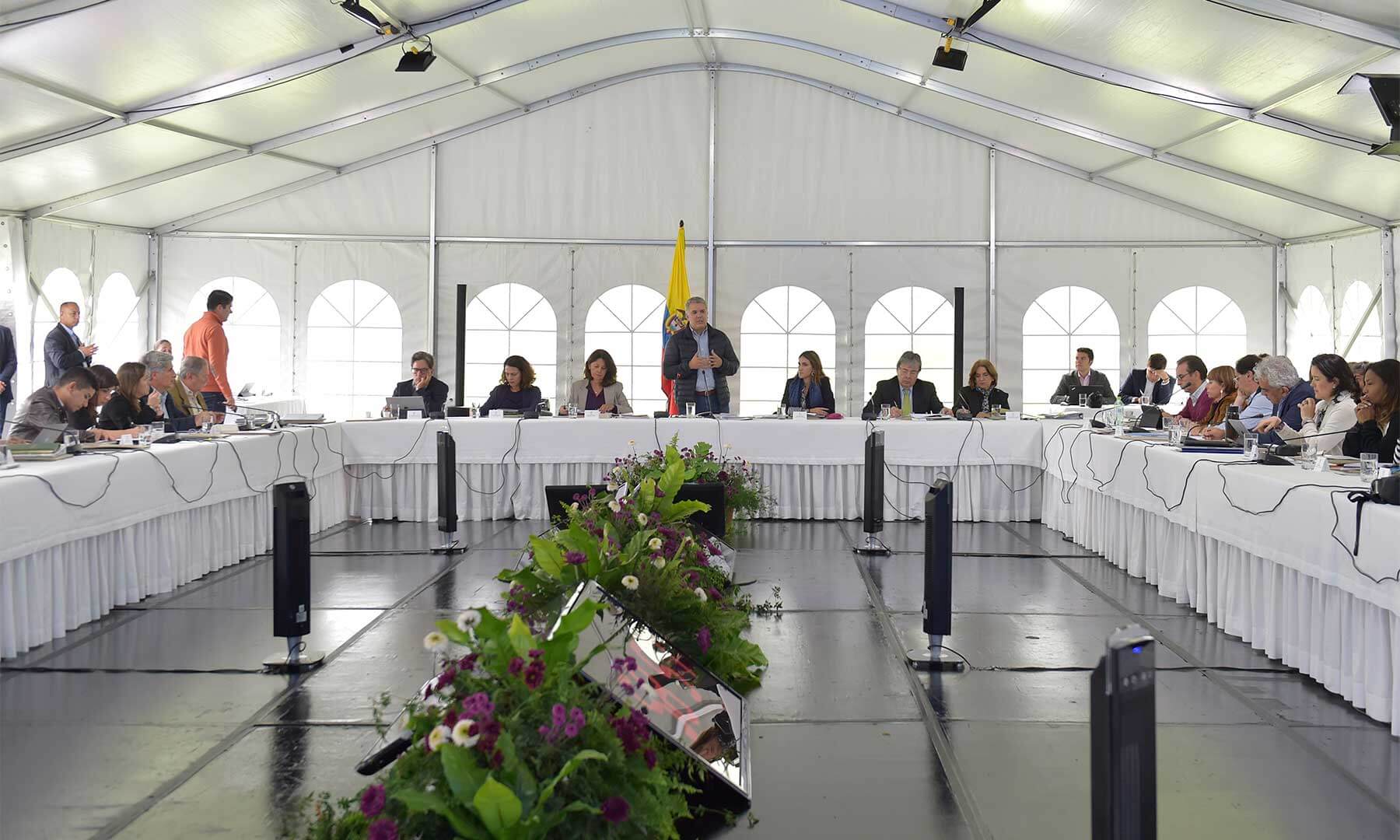 Avanza reunión de gabinete que busca replantear estrategia de Gobierno