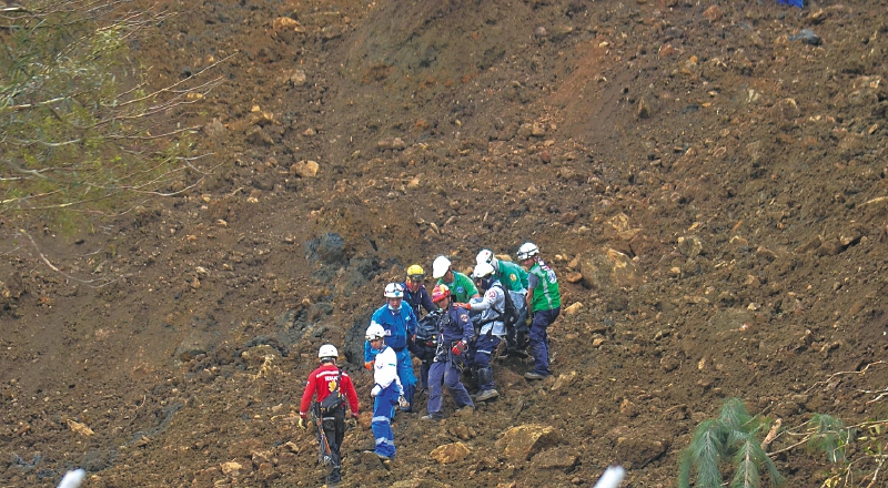 Equipos de rescate en la zona del desastre, en la vía Bogotá-Medellín. / AFP