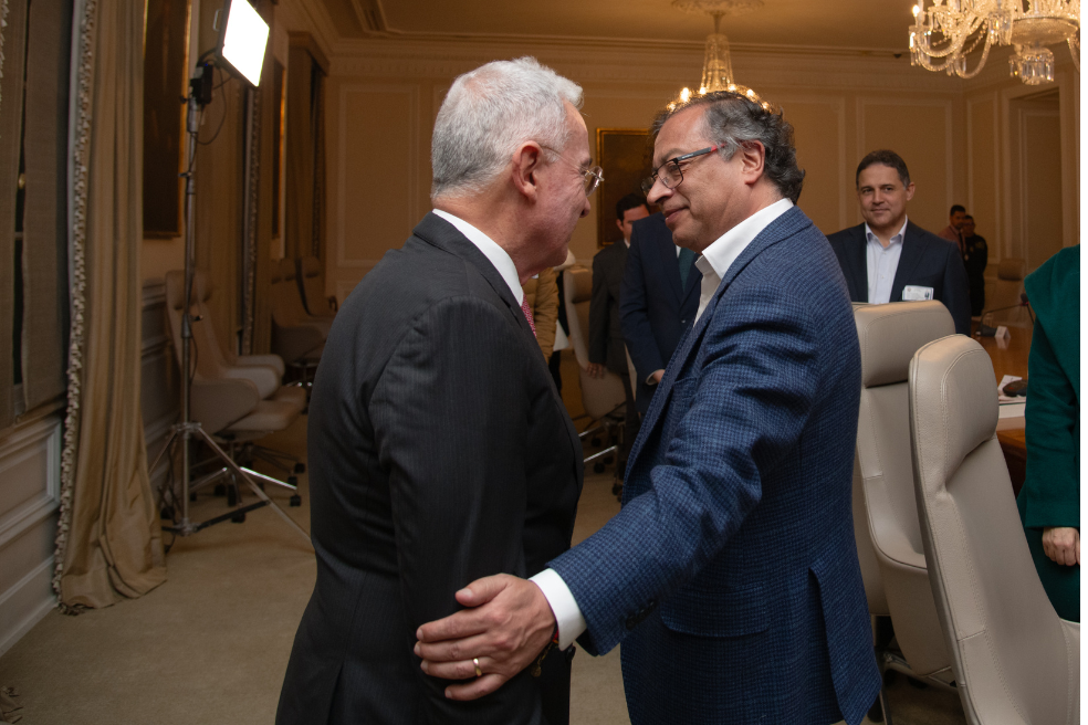Las posturas sobre la reforma a la salud en las que no coinciden Petro y Uribe