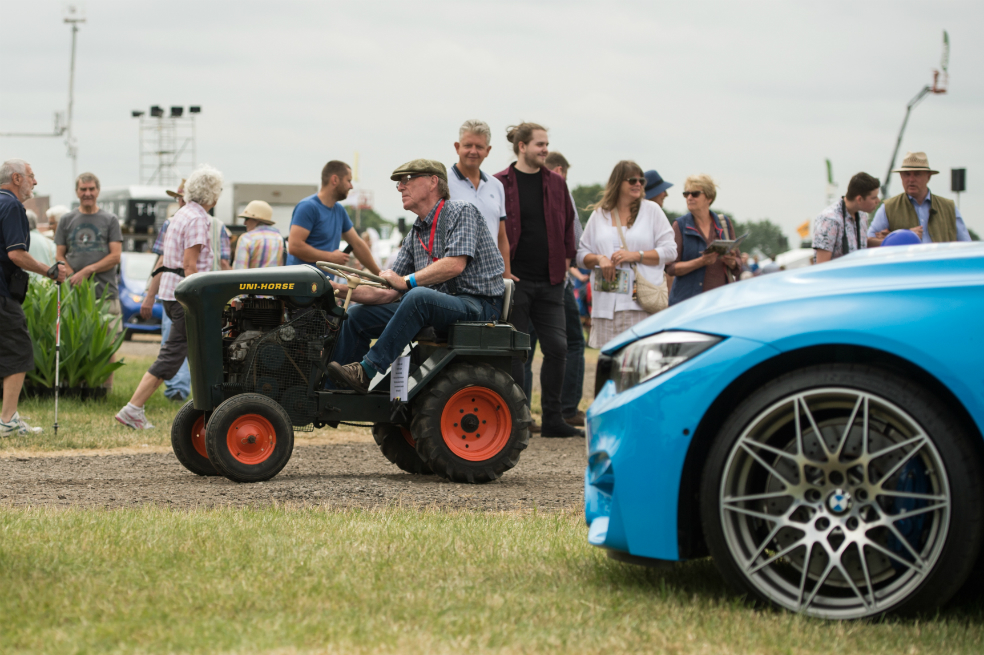 Tres suizos se fueron en tractor hasta Rusia para disfrutar del Mundial