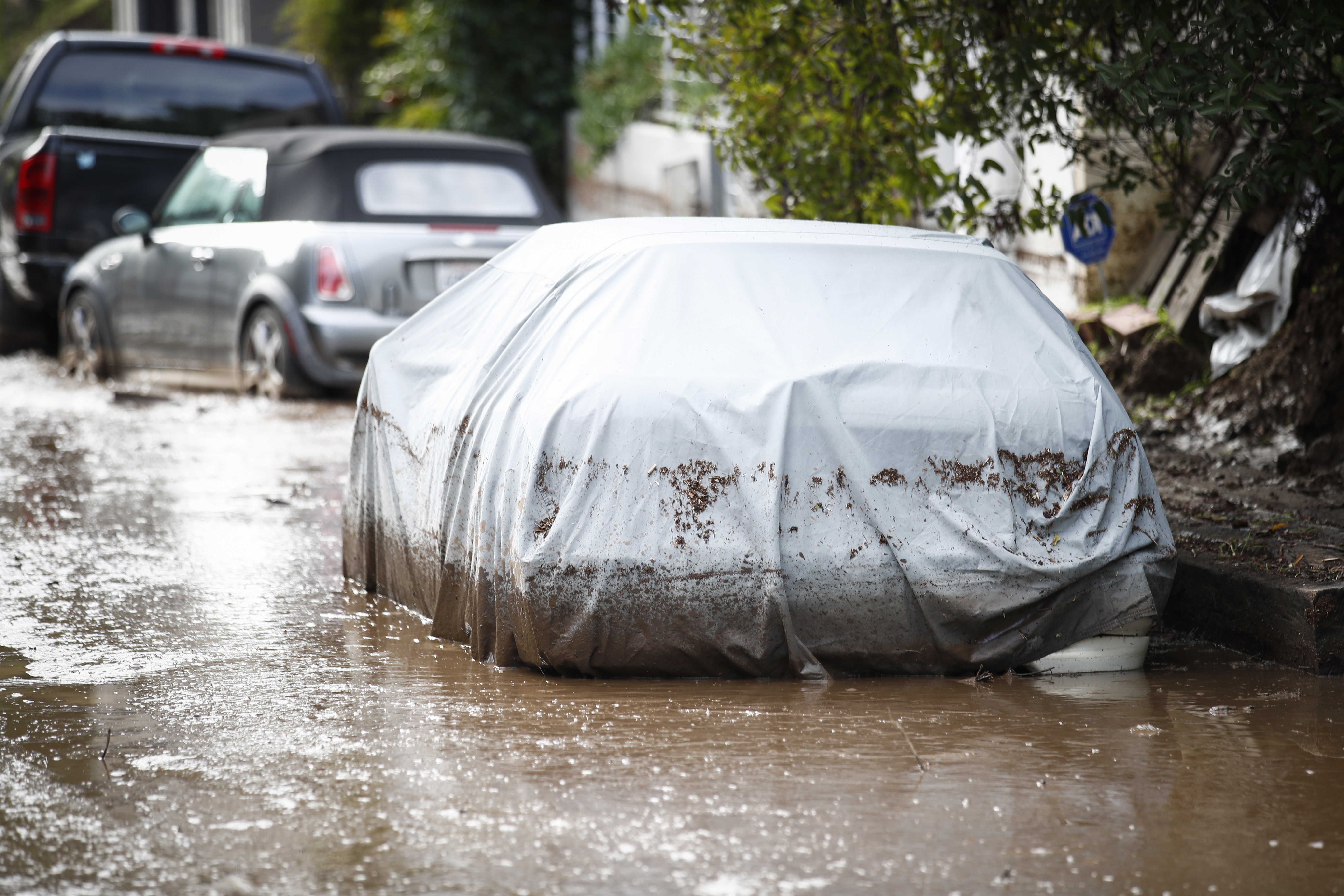 Los Angeles (United States), 11/01/2023.- Cars remain stuck in mud caused by a mudslide in Los Angeles, California, USA, 11 January 2023. California has been hit with a series of what meteorologists call atmospheric rivers, bringing heavy rain, wind and widespread flooding. (Estados Unidos) EFE/EPA/CAROLINE BREHMAN