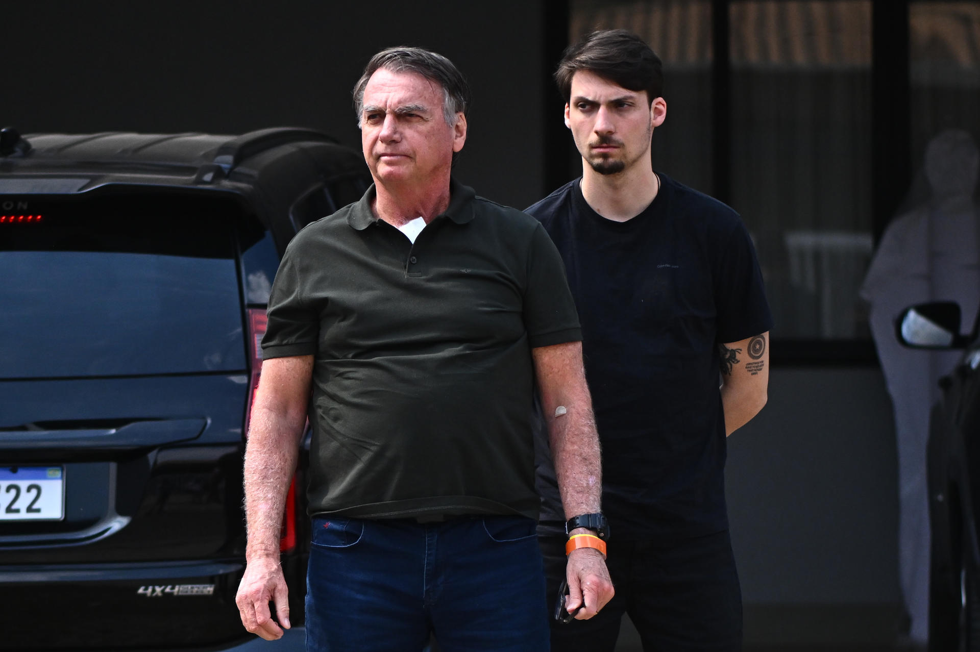 AME2443. BOGOTÁ (COLOMBIA), 27/08/2026.- Fotografía de archivo del 14 de septiembre de 2025 del expresidente de Brasil Jair Bolsonaro (i), junto a su hijo Jair Renan Bolsonaro, en su casa donde se encuentra en arresto domiciliario en Brasilia (Brasil). Bolsonaro, inhabilitado y condenado por golpismo, no podrá disputar las elecciones, pero su esposa, sus hijos, su hermano y hasta su exmujer están decididos a prolongar su legado en la Cámara de Diputados, el Senado y, de nuevo, en la Presidencia. EFE/ Andre Borges ARCHIVO
