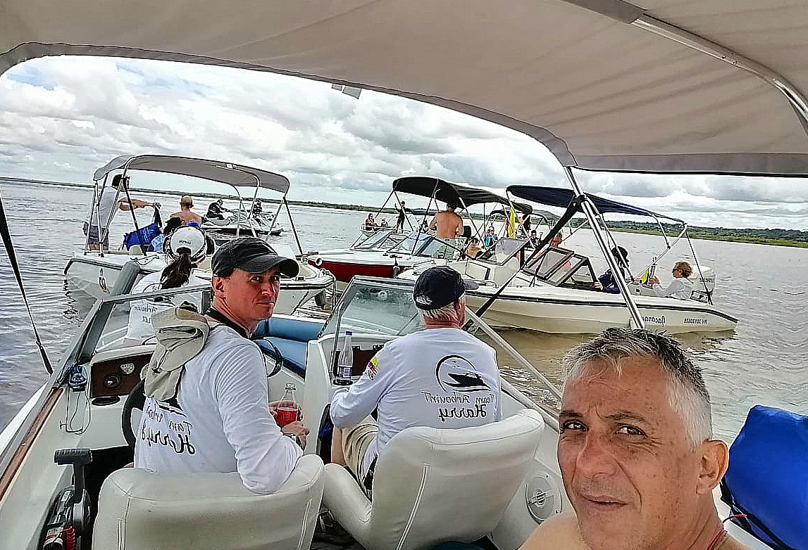 Los tres botes de la familia Arbouin que participaron en la Travesía por el río Meta.