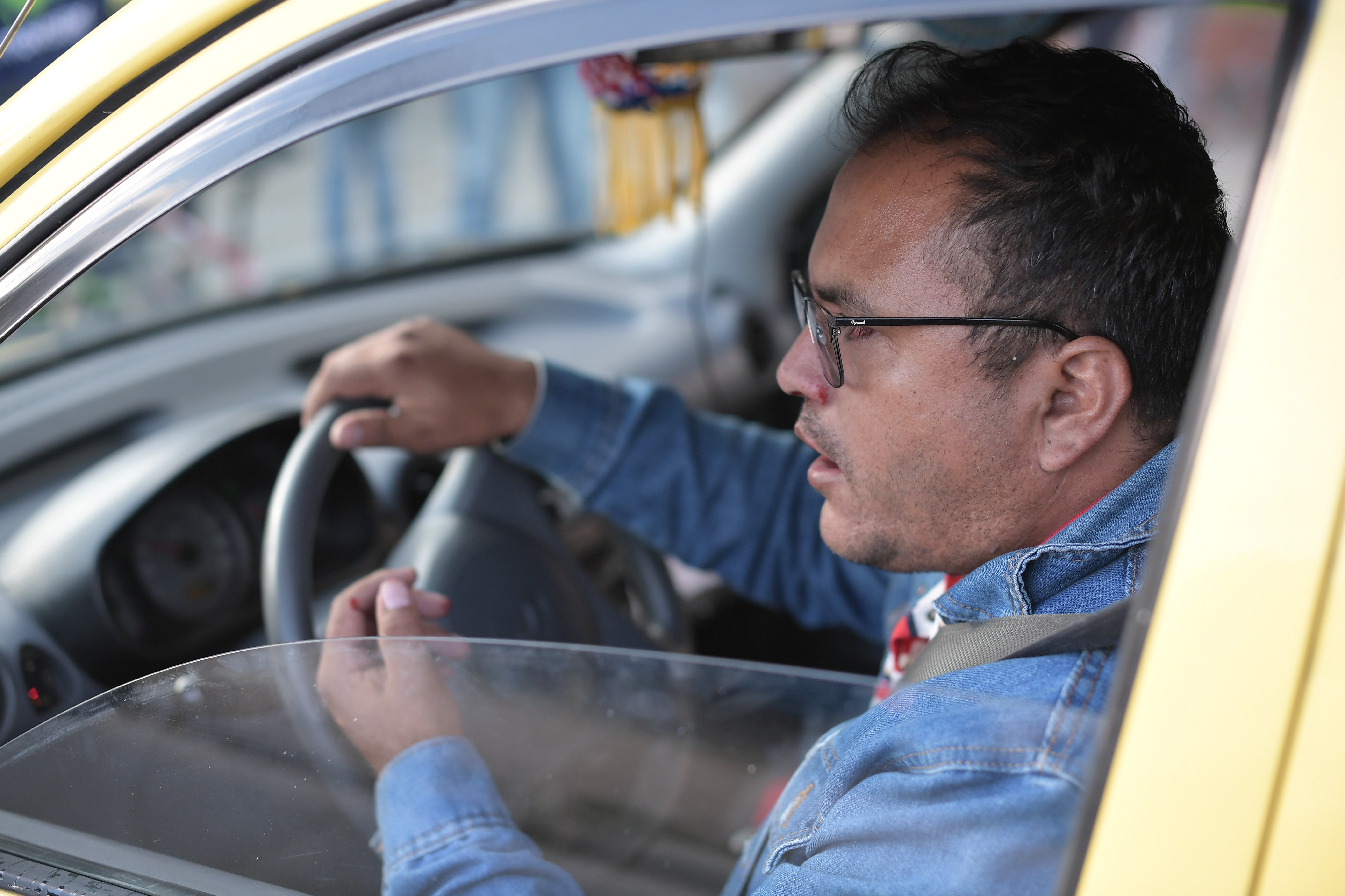 Paro de taxis en Bogotá, en contra de Uber y aplicaciones de transporte, agresión, manifestaciones y plan tortuga.