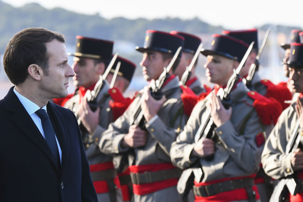 Servicio militar obligatorio será restablecido en Francia