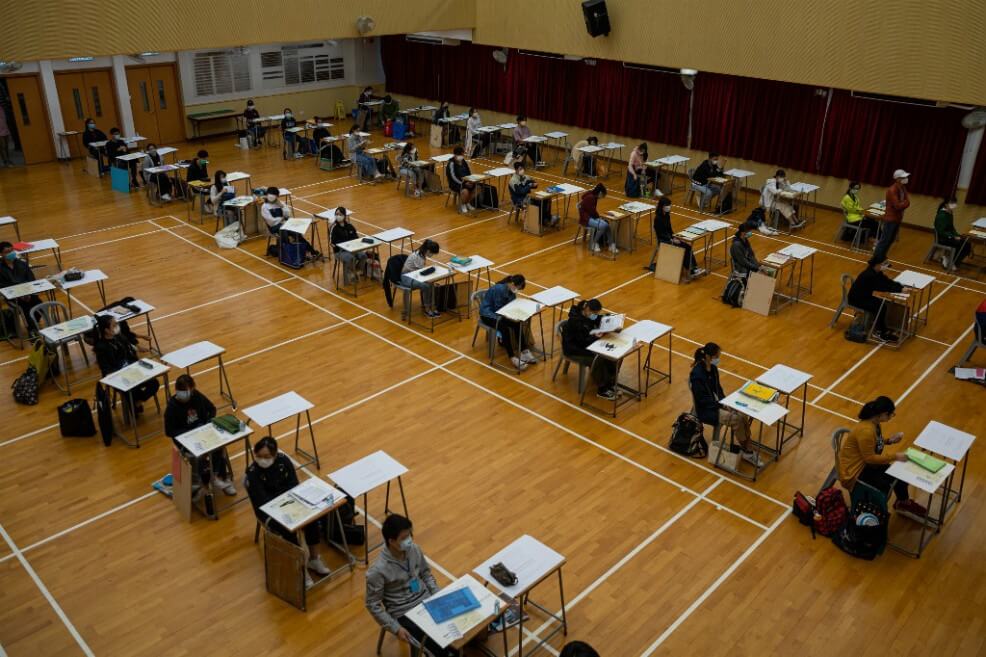 «Sin abrazos», estudiantes chinos vuelven a clase cuatro meses después