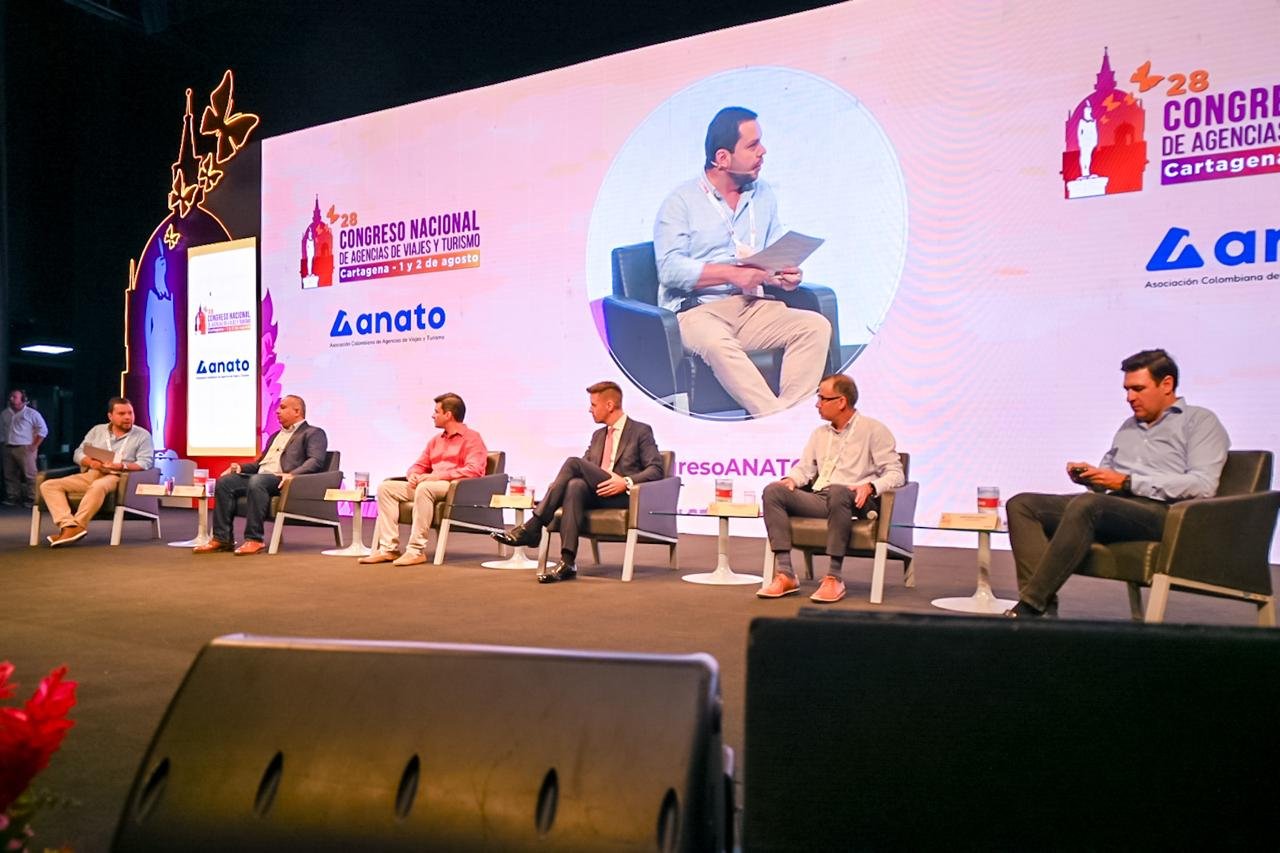 Otra de las charlas destacadas fue el panel de aerolíneas que contó con la participación de Manuel Ambriz, Chief Commercial Officer de Avianca; Felipe Gutiérrez, CEO de Clic; Mario García, Country Manager Colombia de JetSmart; Santiago Álvarez, director ejecutivo de Latam, y Scott Lantz, Country Manager de Emirates. Los directivos compartieron novedades de sus líneas aéreas y hablaron de la importancia de las agencias de viaje como sus aliadas para el buen desarrollo del sector.