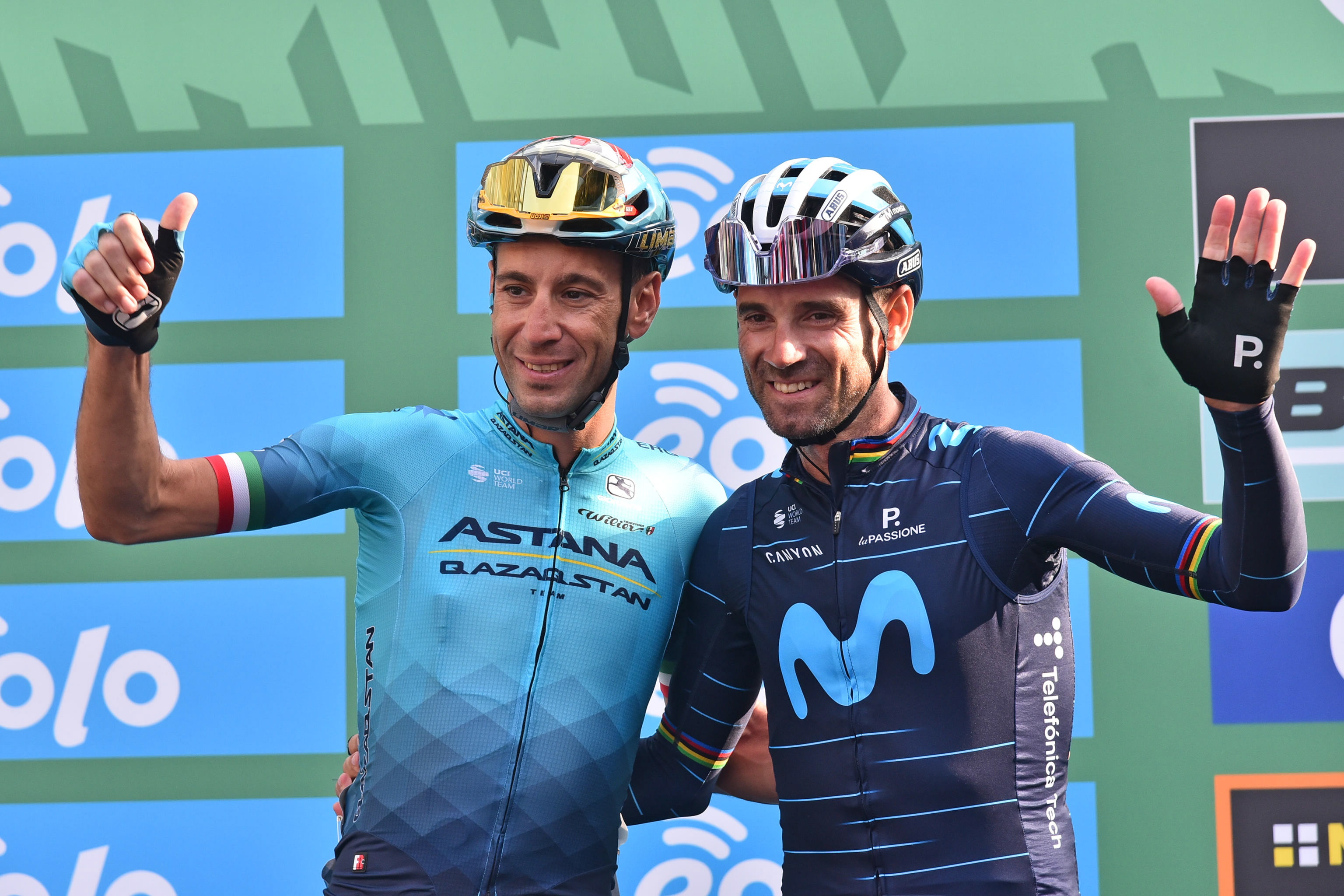 Bergamo (Italy), 08/10/2022.- Team Movistar's Alejandro Valverde of Spain (R) and Team Astana's Vincenzo Nibali of Italy (L) at the start of the 116th edition of the Giro di Lombardia (Tour of Lombardy), a 253 km cycling race from Bergamo to Como, Italy, 08 October 2022. (Ciclismo, Italia, España) EFE/EPA/MICHELE MARAVIGLIA