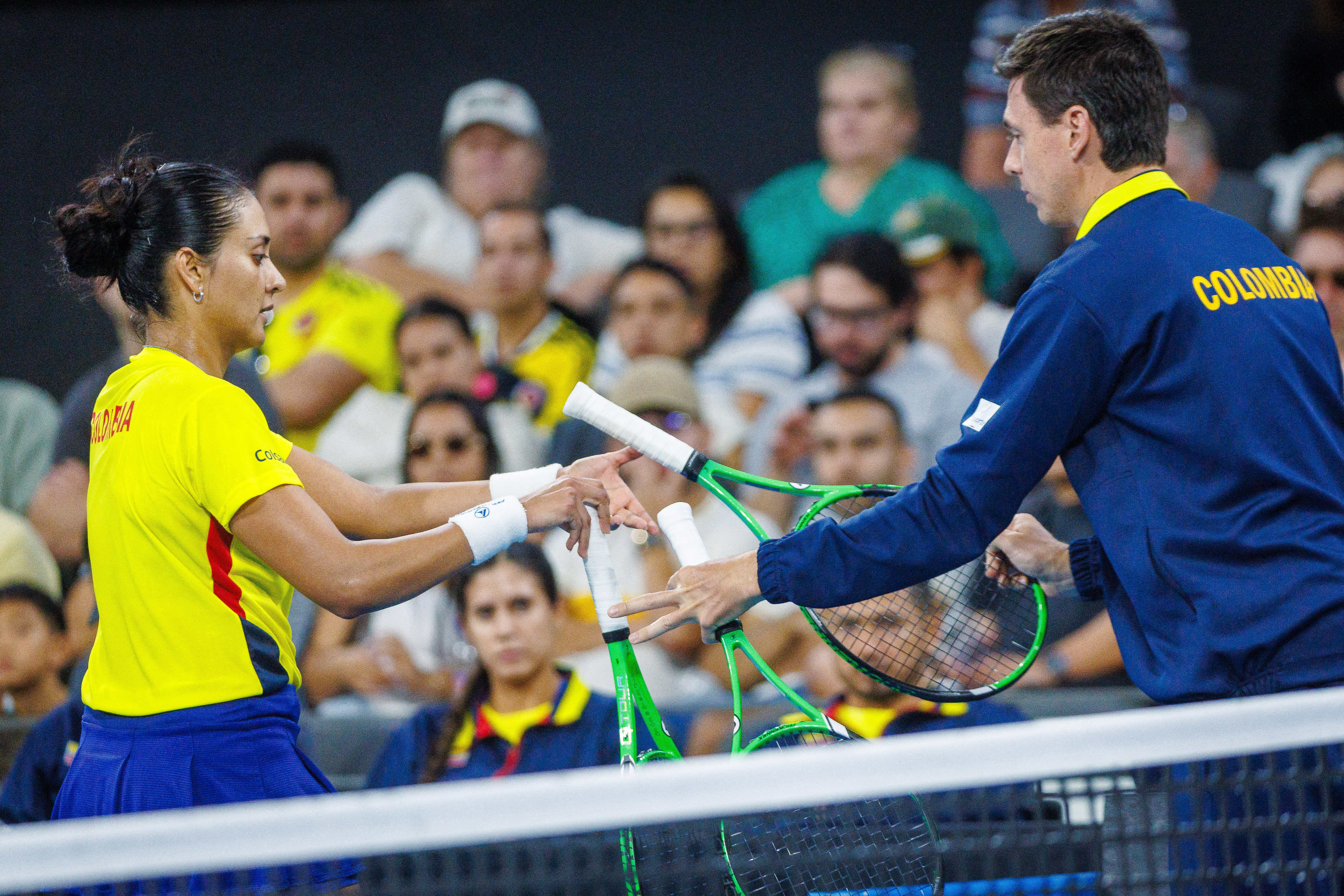Yuliana Lizarazo junto a Alejandro González (der.), capitán del equipo de Colombia.