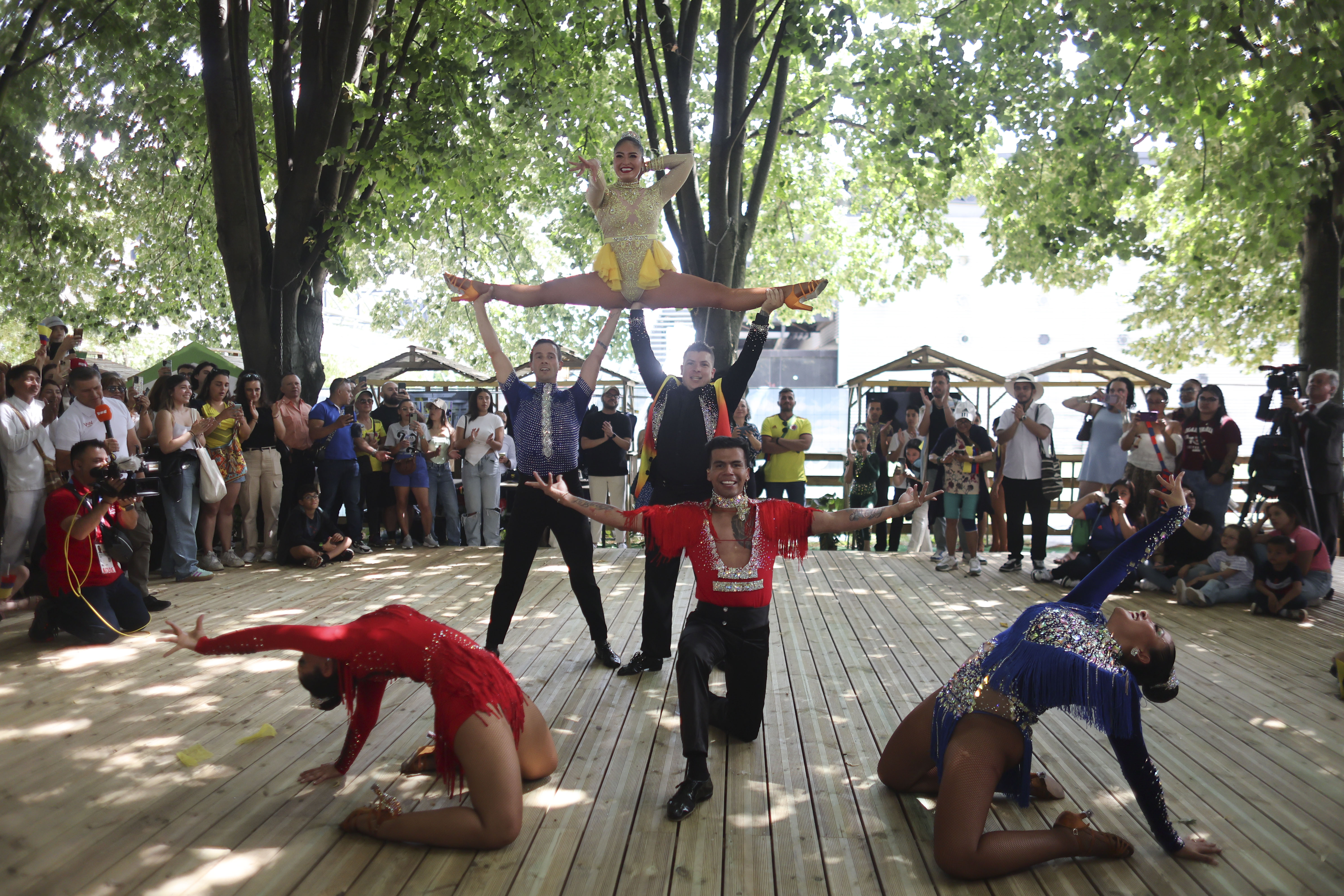 PARÍS, 25/07/2024.- Bailarines tradicionales actúan durante la inauguración de la Casa Colombia, ubicada en el Parc de la Villette de la capital francesa, este jueves. EFE/ Miguel Gutiérrez