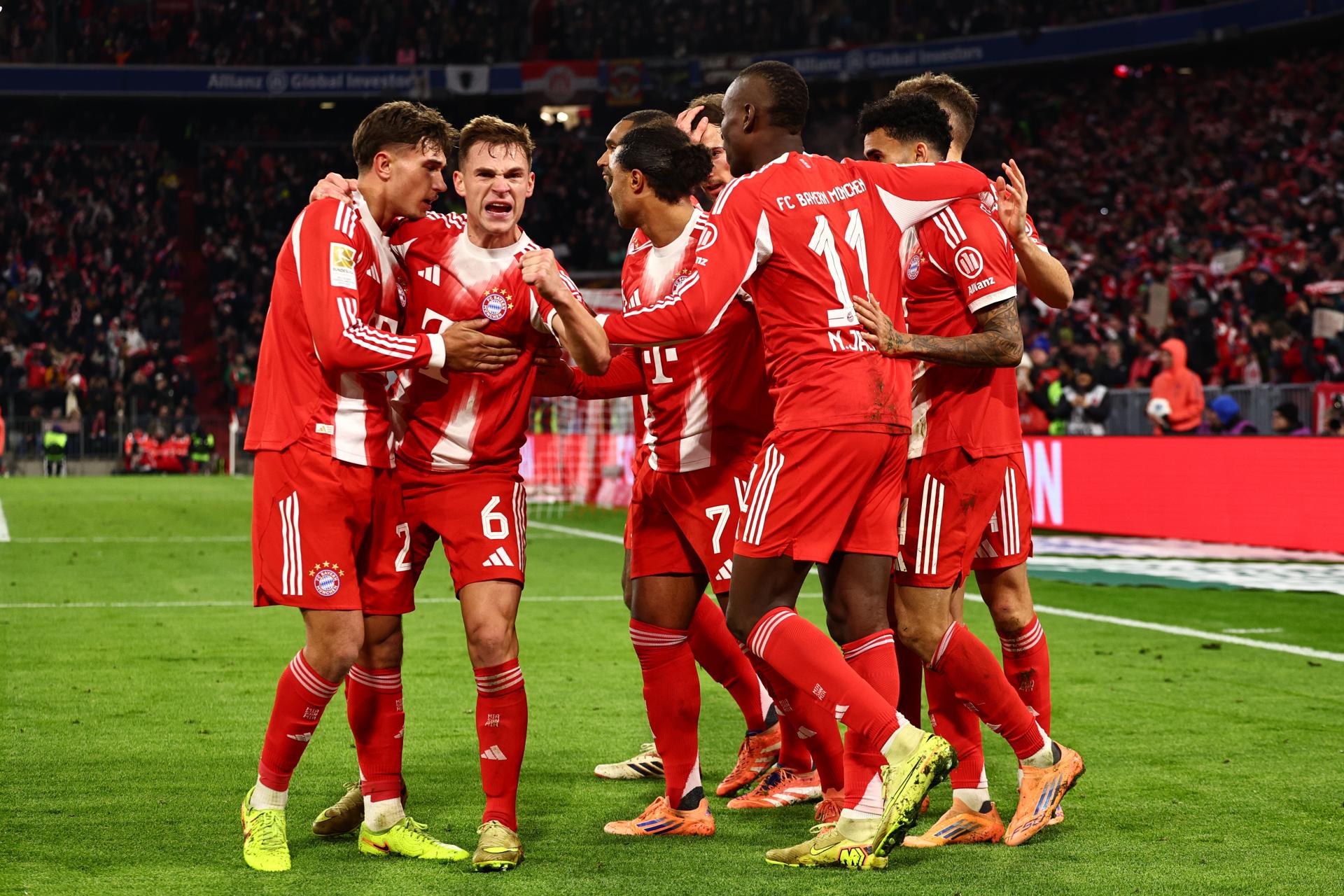 Munich (Germany), 29/11/2025.- Luis Diaz (2-R) of Munich celebrates with teammates after scoring the 2-1 during the German Bundesliga soccer match between Bayern Munich and FC St. Pauli in Munich, Germany, 29 November 2025. (Alemania) EFE/EPA/ANNA SZILAGYI CONDITIONS - ATTENTION: The DFL regulations prohibit any use of photographs as image sequences and/or quasi-video.
