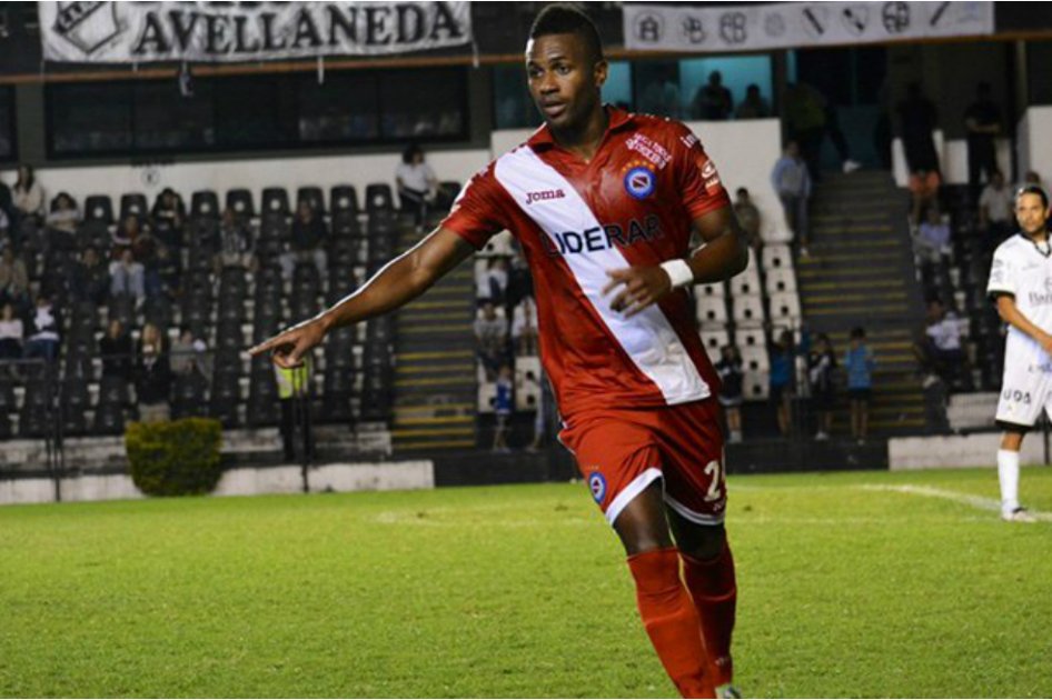 Colombiano Lenis marcó dos golazos para Argentinos Juniors