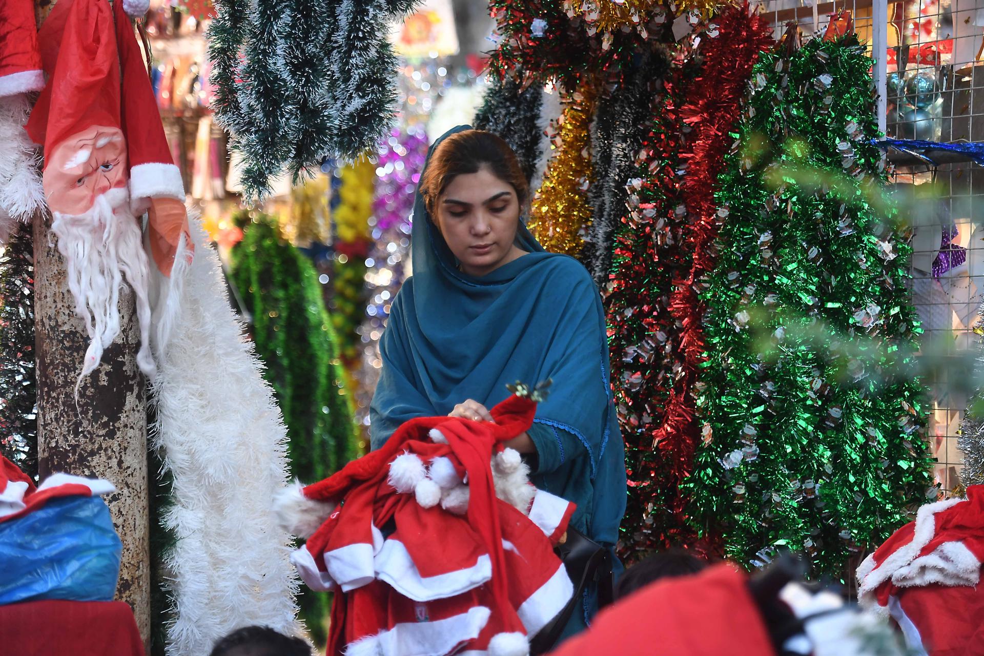 KARACHI (Pakistan), 22/12/2025.- Members of Pakistan's Christian minority buy and sell seasonal decorations ahead of Christmas in Karachi, Pakistan, 22 December 2025. Around the world, billions of people celebrate Christmas annually on 25 December to commemorate the birth of Jesus Christ. EFE/EPA/SHAHZAIB AKBER