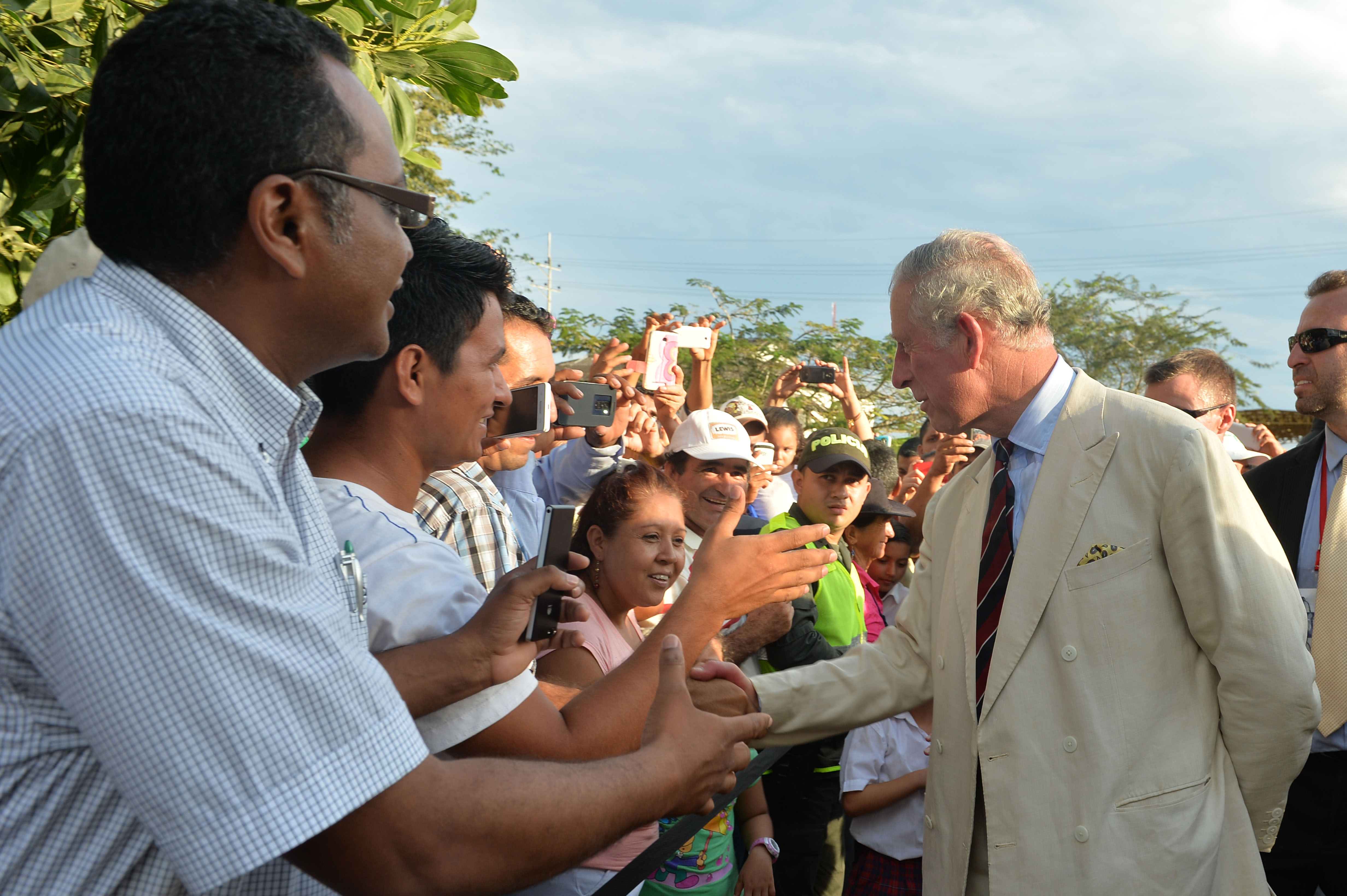 Cuando aún era príncipe de Gales, Carlos vino a Colombia en compañía de su esposa, Camila, entonces duquesa de Cornualles, para reforzar las relaciones con Reino Unido. Fu recibido por el presidente Juan Manuel Santos y visitó proyectos de agricultura sostenible en varias partes del país.