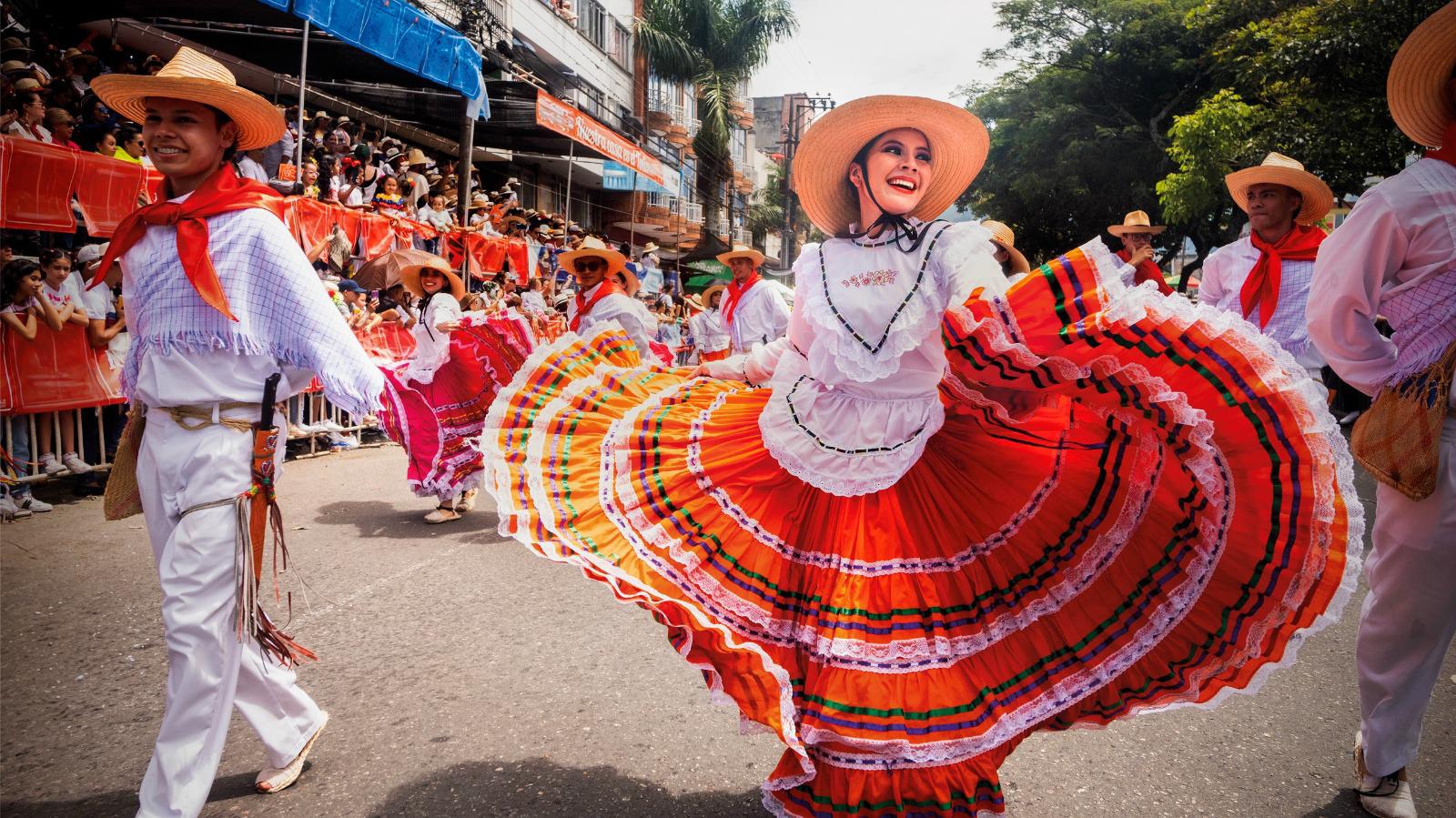 Danzas, tiples, gaitas y tambores en el Festival Folclórico de Colombia.