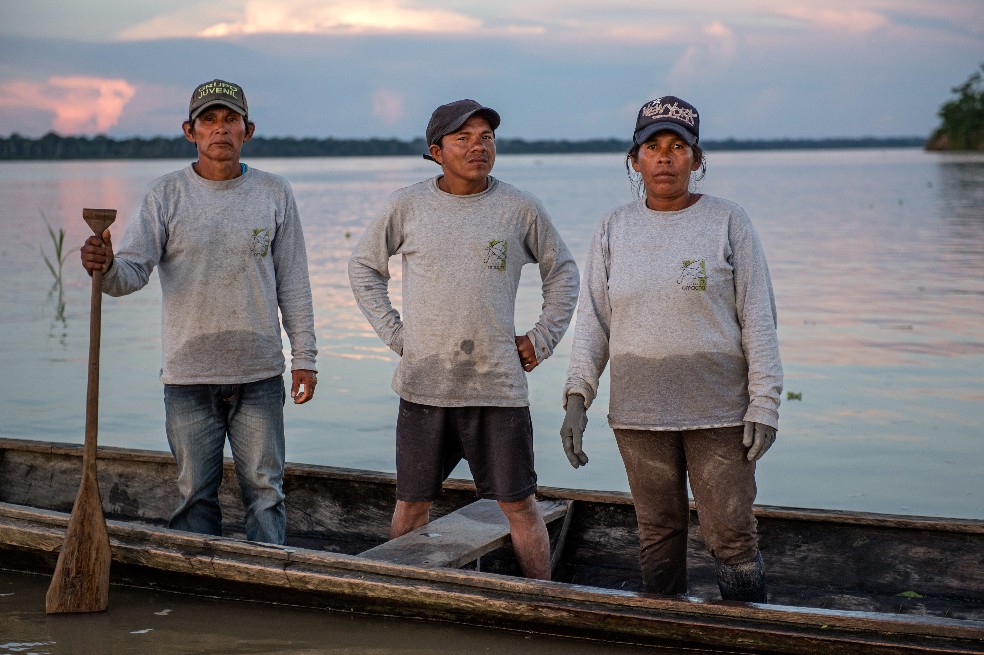 Para asegurar el éxito de la expedición, el equipo de WWF y Fundación Omacha colaboró con un equipo de pescadores locales, cuyo conocimiento del sistema de canales y lagunas fue fundamental para localizar los delfines.