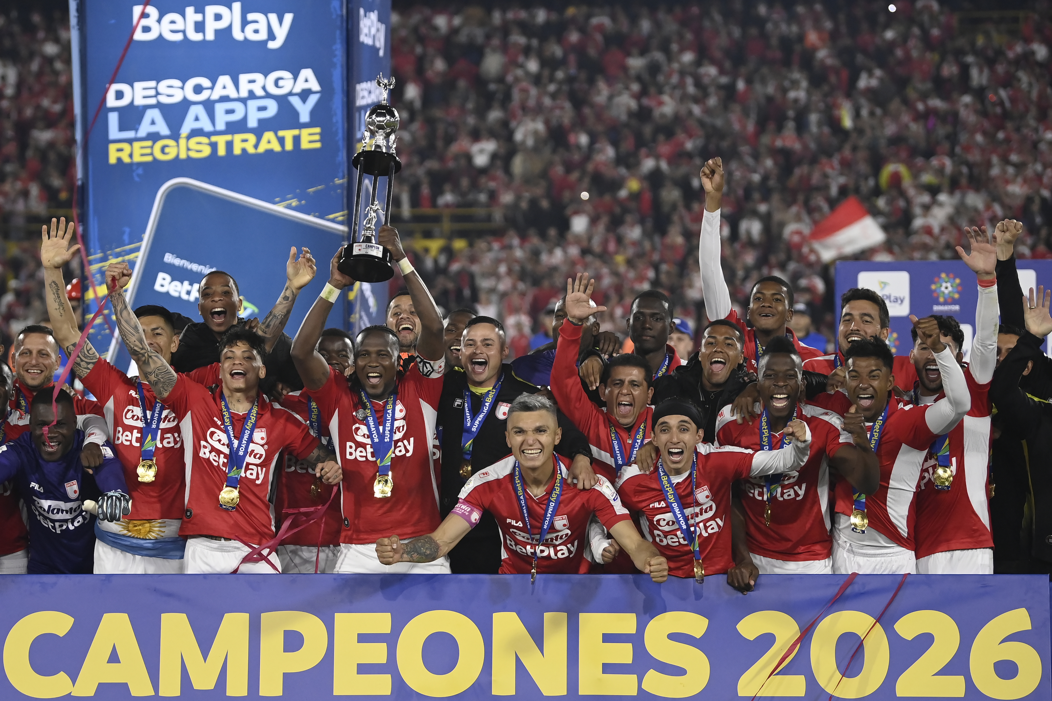 Formación y celebración de los jugadores de Santa Fe al quedar campeón de la Superliga Betplay 2026 ante Júnior.