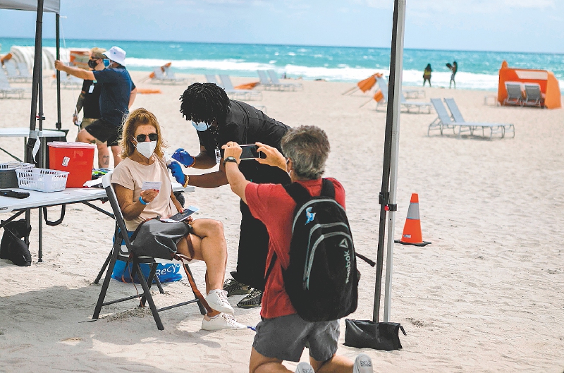 Centro de vacunación emergente en la playa, en South Beach, Florida. / EVA MARIE UZCATEGUI