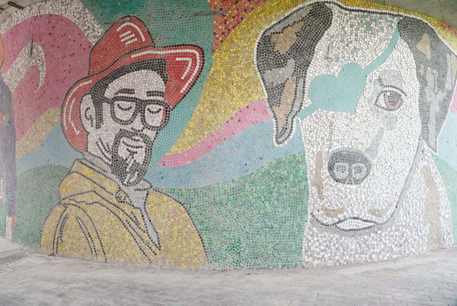 El mural hecho con 80.000 tapas recicladas en la estación Bicentenario