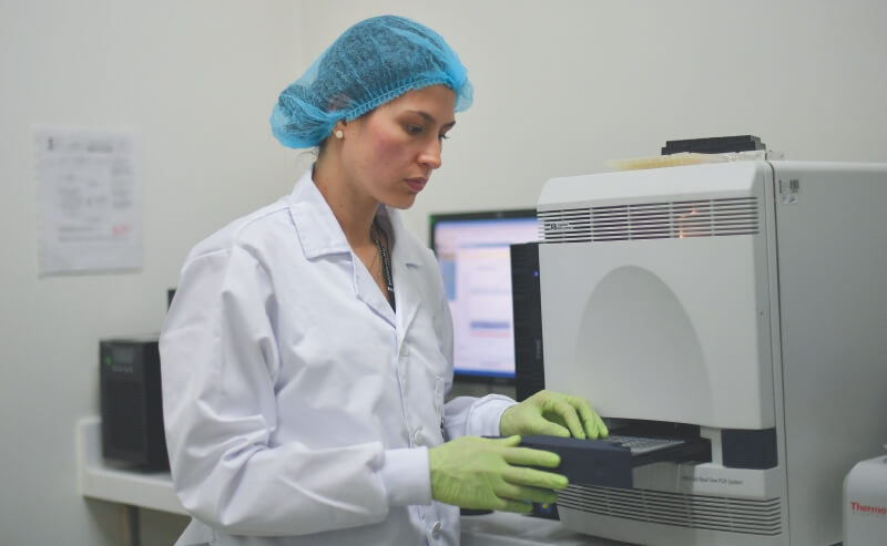El complejo proceso detrás de las pruebas de COVID-19