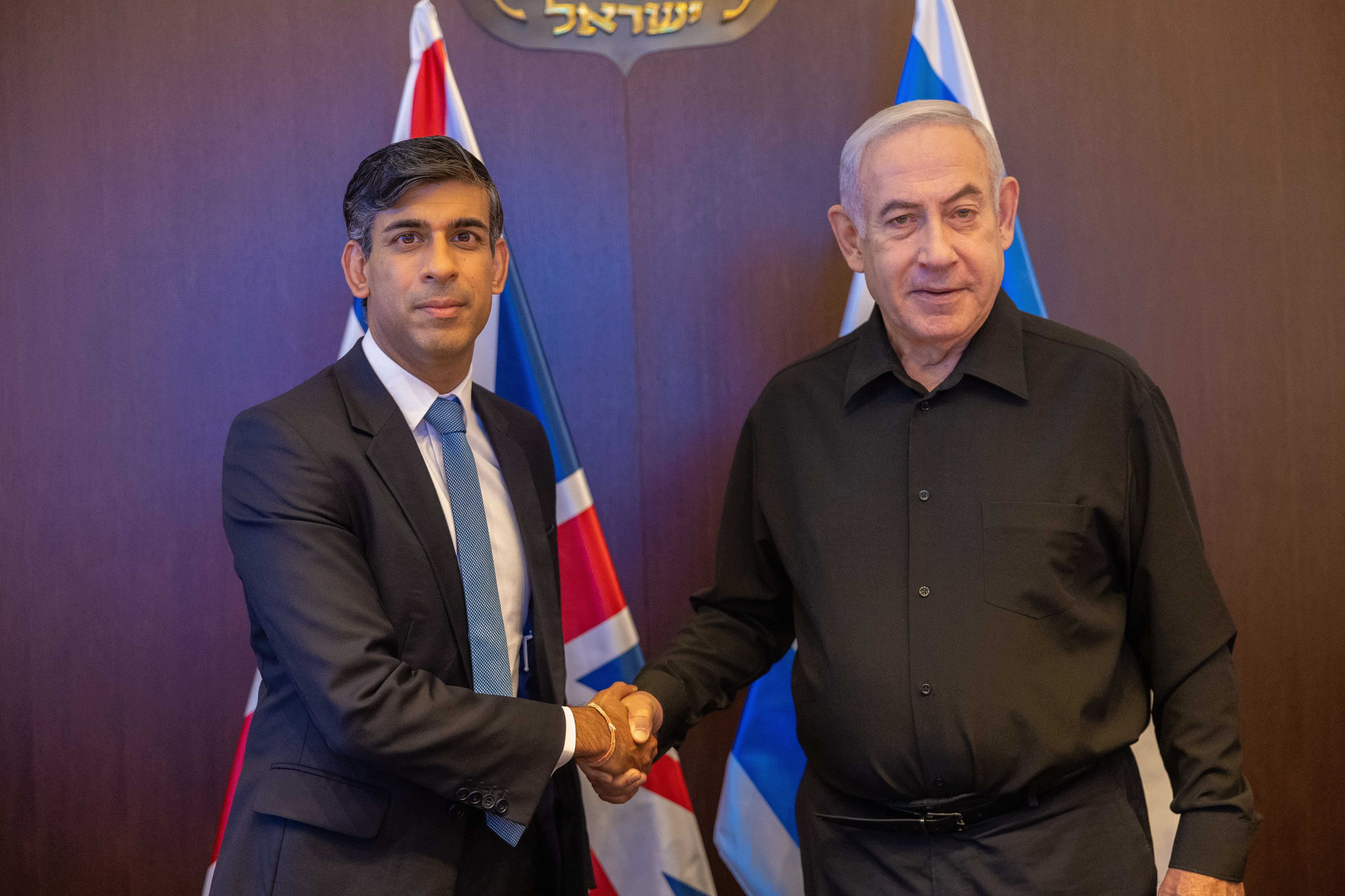 Jerusalem (Israel), 18/10/2023.- A handout photo made available by Number 10 Downing Street shows British Prime Minister Rishi Sunak (L) meeting Israeli Prime Minister Benjamin Netanyahu (R) in Jerusalem, 19 October 2023. More than 3,400 Palestinians and 1,400 Israelis have been killed according to the Israel Defense Forces (IDF) and the Palestinian Health authority since Hamas militants launched an attack against Israel from the Gaza Strip on 07 October. Israel has warned all citizens of the Gaza Strip to move to the south ahead of an expected invasion. (Jerusalén) EFE/EPA/Simon Walker / No 10 Downing Street HANDOUT HANDOUT EDITORIAL USE ONLY/NO SALES HANDOUT EDITORIAL USE ONLY/NO SALES