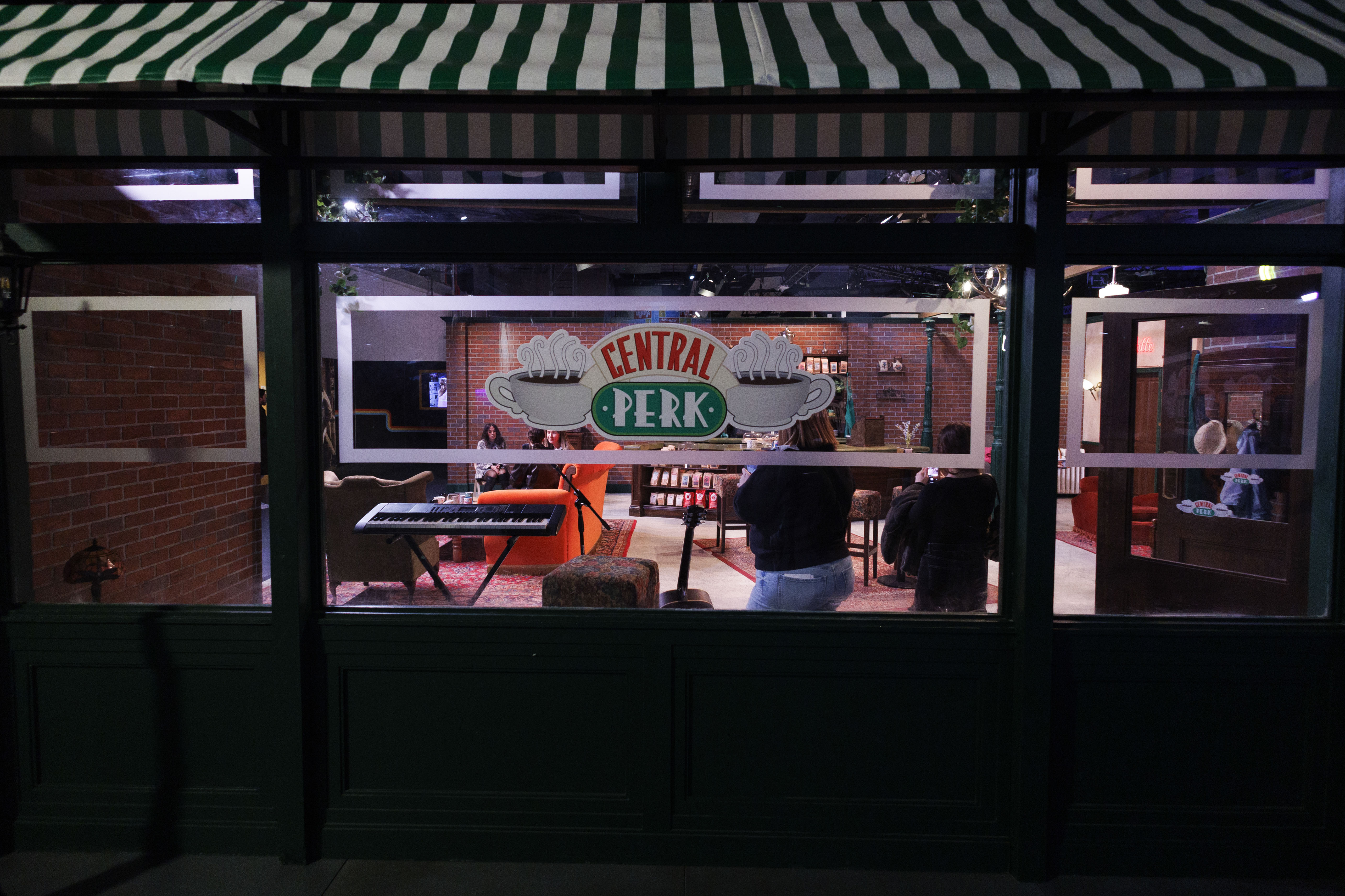 Una exposición permite tomar un café en el ‘Central Perk’ de la serie ‘Friends’