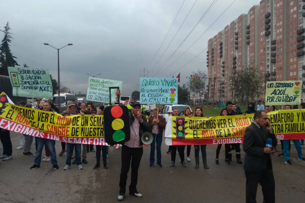 Habitantes de conjunto residencial en Fontibón realizan plantón y bloquean vía
