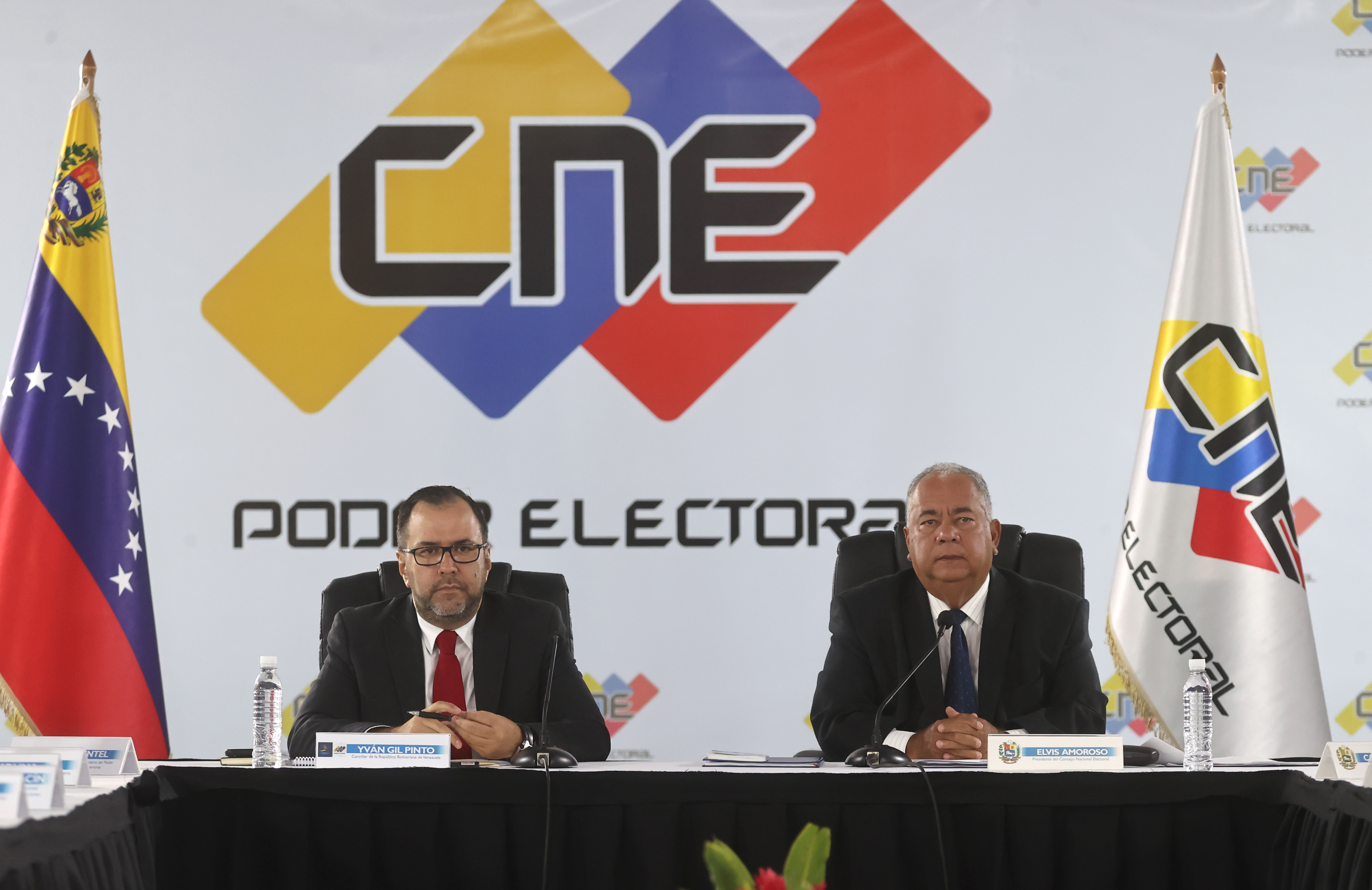 AME4675. CARACAS (VENEZUELA), 04/04/2024.- El canciller de venezuela, Yvan Gil (i), asiste a una reunión con el presidente del consejo nacional electoral, Elvis Amoroso (d), este jueves en Caracas (Venezuela). El Consejo Nacional Electoral (CNE) de Venezuela se reunirá el próximo martes con una comisión de la Unión Europea (UE), que llegará el domingo al país caribeño para conocer detalles de la organización de los comicios presidenciales del 28 de julio y valorar el envío de una misión de observación, informó este jueves el presidente de la institución que rige las elecciones, Elvis Amoroso. EFE/ Miguel Gutierrez