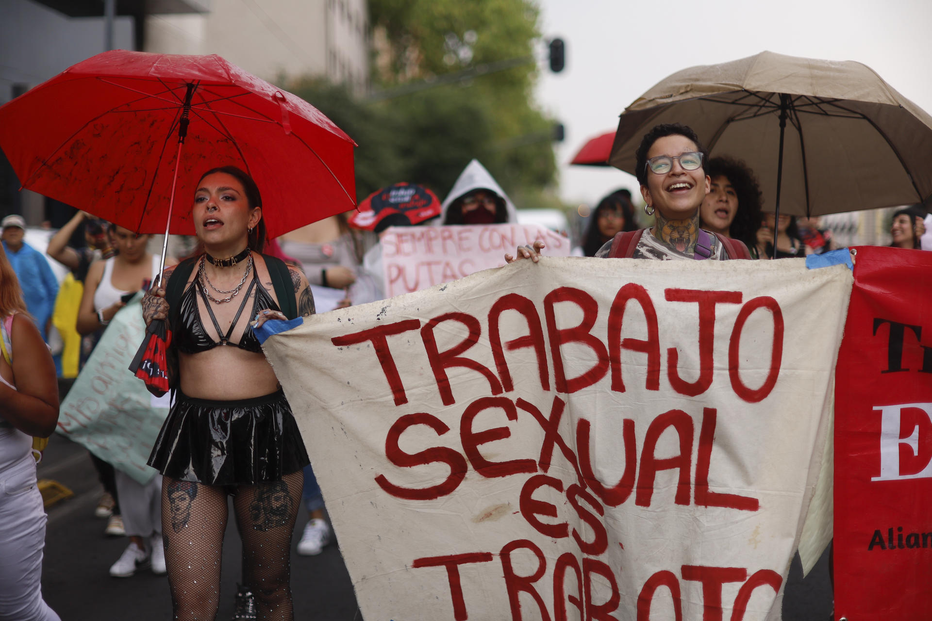 MEX4126. CIUDAD DE MÉXICO (MÉXICO), 02/06/2025.- Varias personas protestan este lunes, en conmemoración del Día Internacional de la Trabajadora Sexual en Ciudad de México (México). Personas que se dedican al trabajo sexual en México marcharon este lunes por el centro de la capital del país para exigir el reconocimiento legal de su labor, acceso a seguridad social y el cese de la violencia en su contra. EFE/ Sáshenka Gutiérrez
