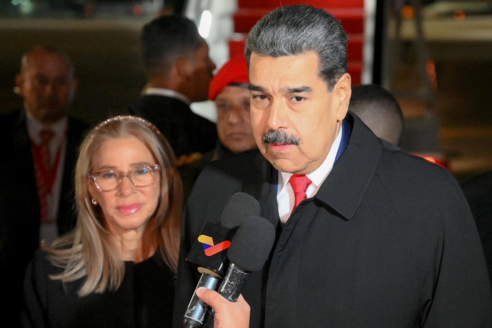 MOSCOW (Russian Federation), 07/05/2025.- A handout photo made available by Photo host Agency RIA Novosti shows Venezuelan President Nicolas Maduro (R) accompanied by his wife Cilia Flores (L), speaking with journalists upon his arrival at Vnukovo airport to attend the celebrations to mark this year's 80th anniversary of Russia's Victory in the Great Patriotic War of 1941-1945, in Moscow, Russia, 07 May 2025. Russia is preparing to mark the 80th anniversary of Nazi Germany's unconditional surrender in World War II (WWII). The military parade will take place in Moscow's Red Square on 09 May. (Alemania, Rusia, Moscú) EFE/EPA/ALEXEY MAISHEV / HANDOUT MANDATORY CREDITHANDOUT EDITORIAL USE ONLY/NO SALES