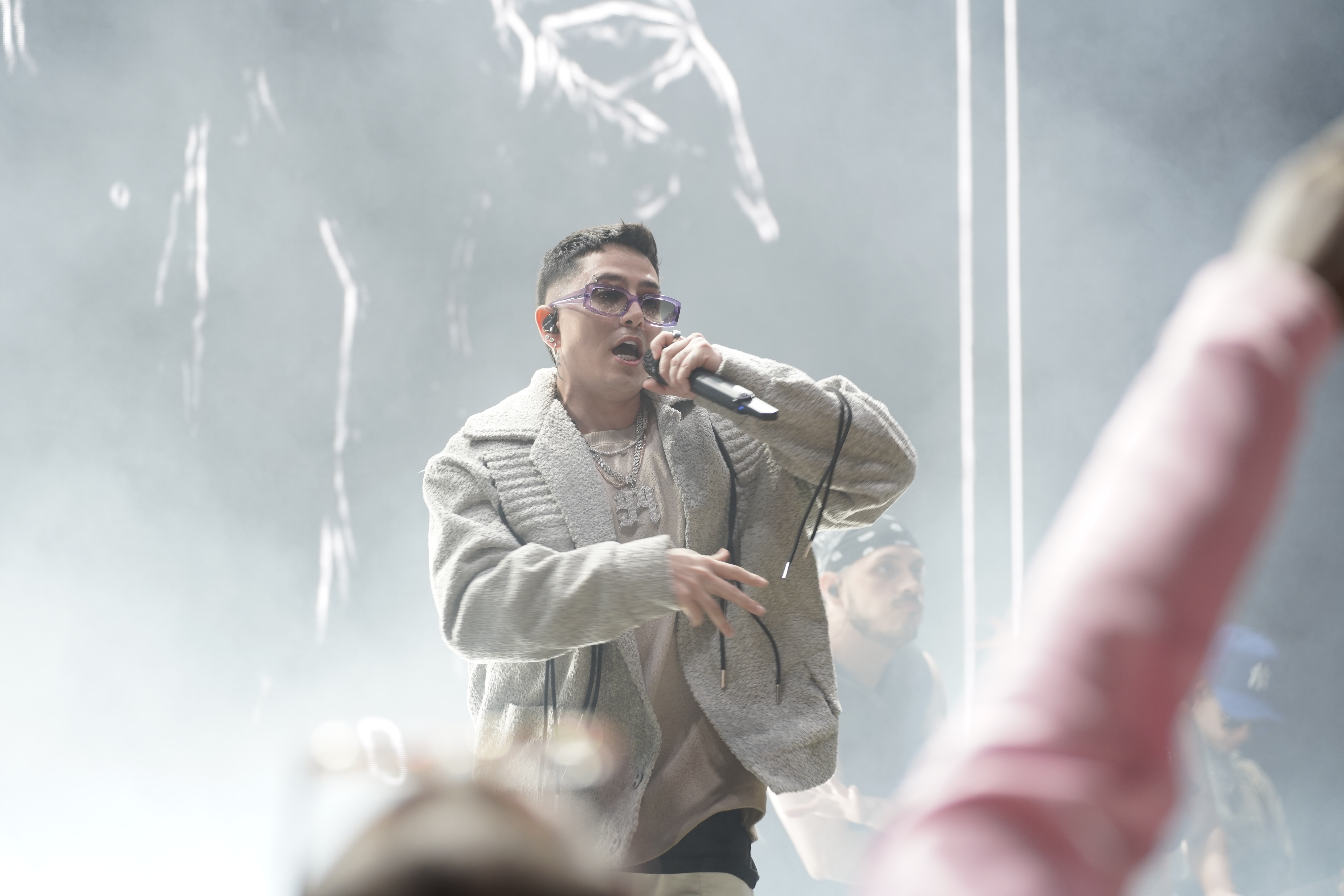 Andy Rivera se presentó con su show en el lanzamiento de Anyeluz Makeup en Medellín.