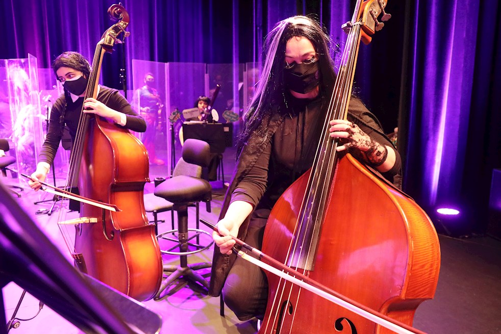 Músicos de la Orquesta Filarmónica de Bogotá disfrazados para conmemorar el día de Halloween.