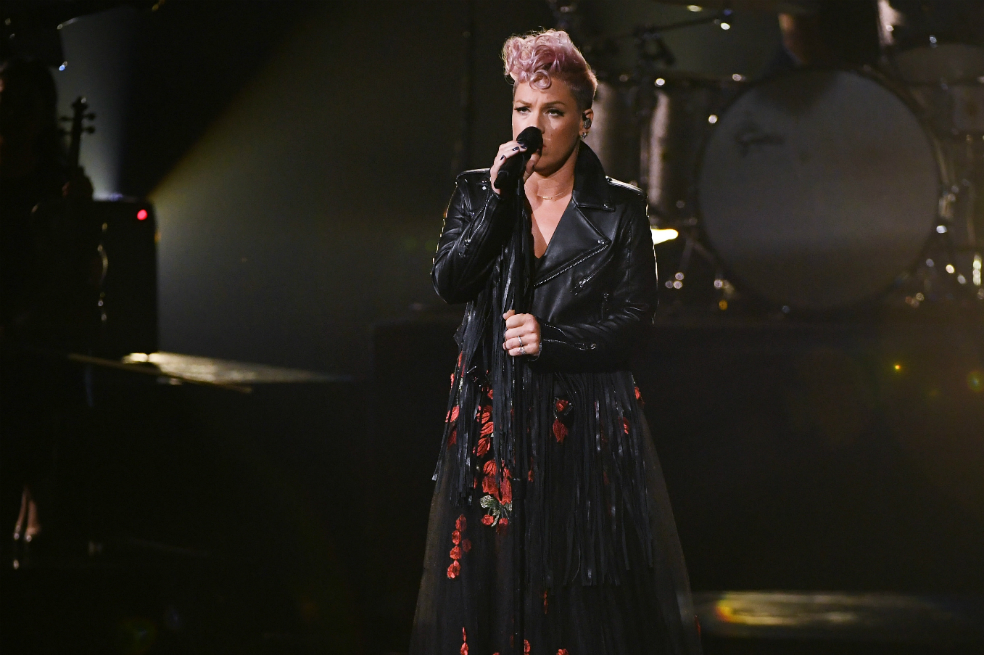 Pink enseña a bailar y a cantar a James Corde en el «Carpool Karaoke»