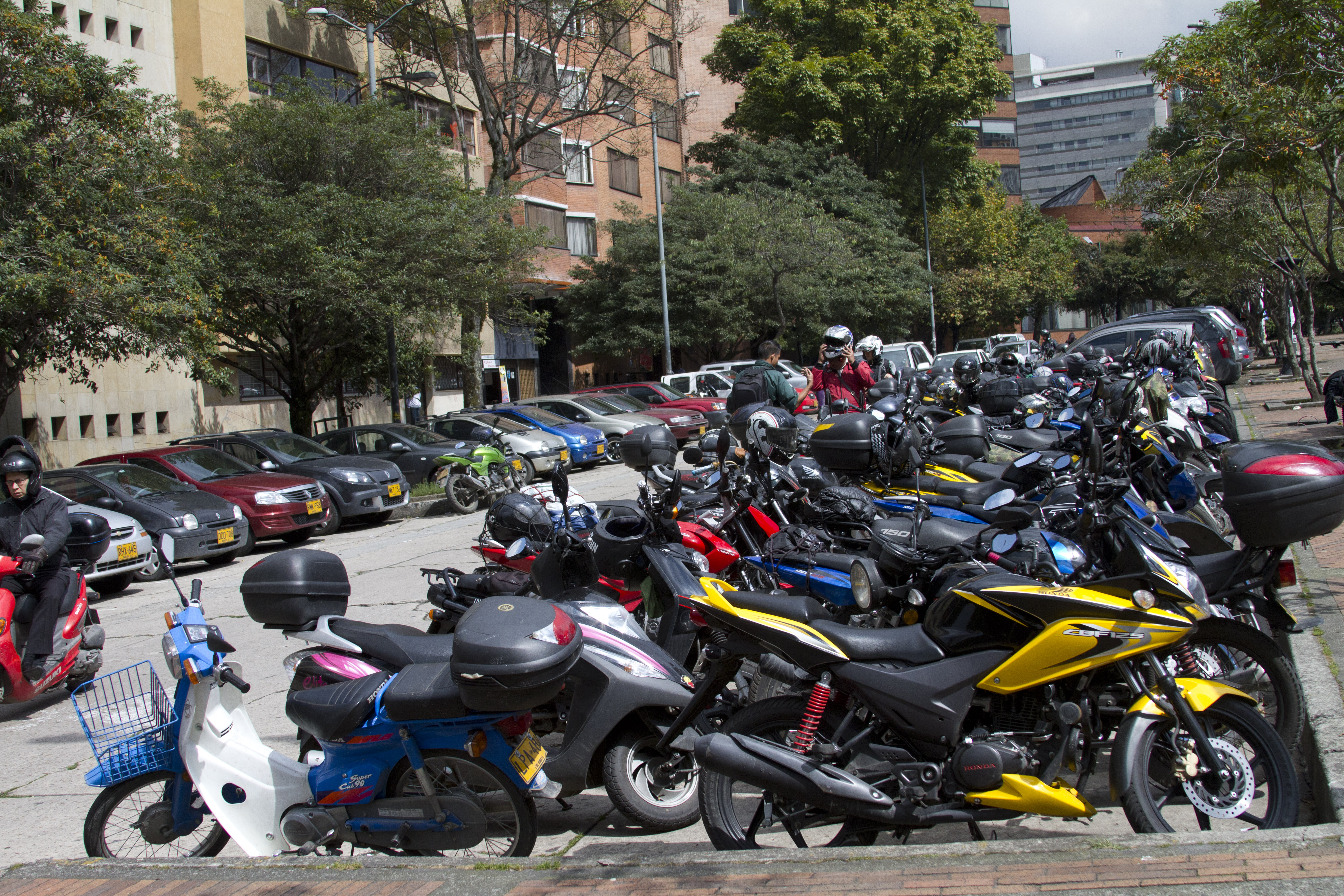 Vehículos embargados a la venta: rematarán más de 5.000 carros y motos de patios